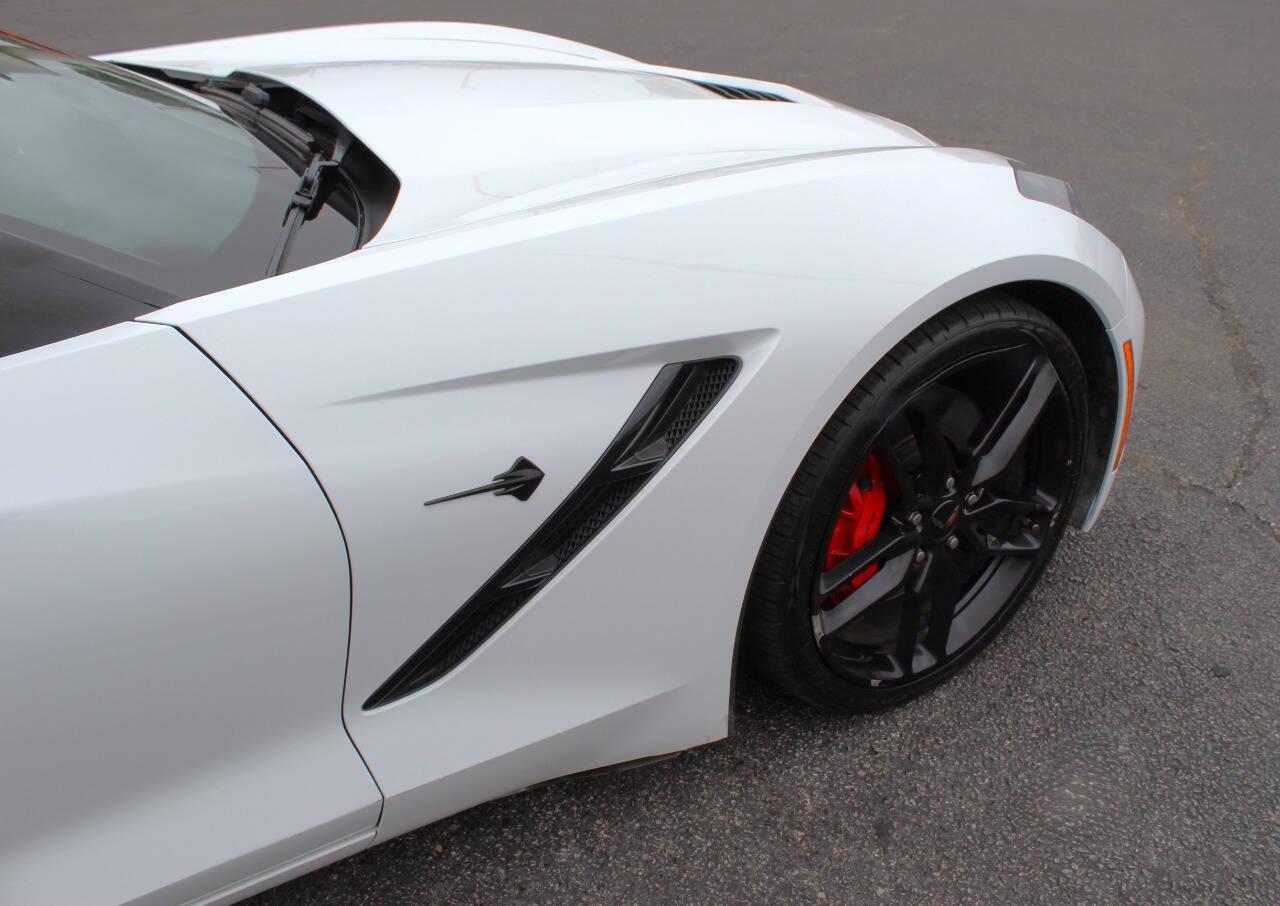 2016 White Chevrolet Corvette Z51 2LT Coupe Automatic (1G1YK2D73G5) with an 6.2L V8 6.2L V8 engine, Automatic 8-Speed transmission, located at 4301 NW 39th , Oklahoma City, OK, 73112, (405) 949-5600, 35.512135, -97.598671 - NO DRIVERS LICENCE -NO FULL COVERAGE INSURANCE - NO CREDIT CHECK. COME ON OVER TO SUPERSPORTS, TAKE A LOOK AND TEST DRIVE. PLEASE GIVE US A CALL AT (405) 949-5600. NO LICENCIA DE CONDUCIR - NO SEGURO DE COBERTURA TOTAL - NO VERIFICACION DE CREDITO. VISITENOS EN SUPERSPORTS, MIRE NUESTRO - Photo#15