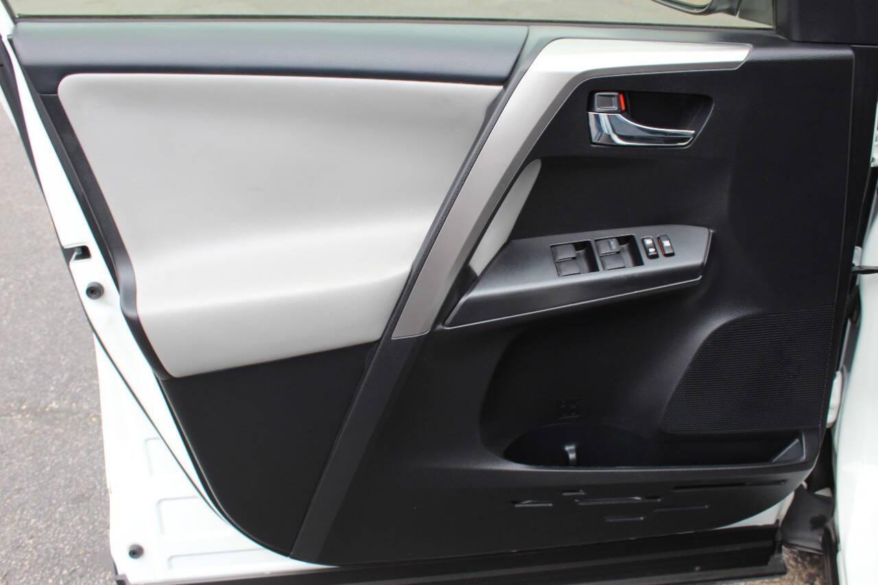 2017 White Toyota RAV4 XLE FWD (JTMWFREV0HJ) with an 2.5L L4 DOHC 16V engine, 6A transmission, located at 4301 NW 39th , Oklahoma City, OK, 73112, (405) 949-5600, 35.512135, -97.598671 - NO DRIVERS LICENCE -NO FULL COVERAGE INSURANCE - NO CREDIT CHECK. COME ON OVER TO SUPERSPORTS, TAKE A LOOK AND TEST DRIVE. PLEASE GIVE US A CALL AT (405) 949-5600. NO LICENCIA DE CONDUCIR - NO SEGURO DE COBERTURA TOTAL - NO VERIFICACION DE CREDITO. VISITENOS EN SUPERSPORTS, MIRE NUESTRO - Photo#16