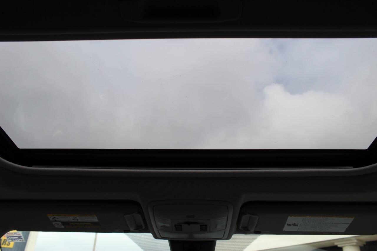 2017 White Toyota RAV4 XLE FWD (JTMWFREV0HJ) with an 2.5L L4 DOHC 16V engine, 6A transmission, located at 4301 NW 39th , Oklahoma City, OK, 73112, (405) 949-5600, 35.512135, -97.598671 - NO DRIVERS LICENCE -NO FULL COVERAGE INSURANCE - NO CREDIT CHECK. COME ON OVER TO SUPERSPORTS, TAKE A LOOK AND TEST DRIVE. PLEASE GIVE US A CALL AT (405) 949-5600. NO LICENCIA DE CONDUCIR - NO SEGURO DE COBERTURA TOTAL - NO VERIFICACION DE CREDITO. VISITENOS EN SUPERSPORTS, MIRE NUESTRO - Photo#18