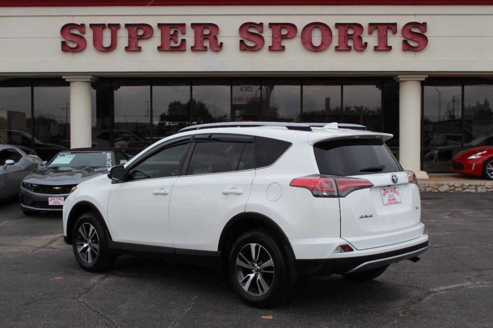 2018 White Toyota RAV4 XLE FWD (JTMWFREV1JJ) with an 2.5L L4 DOHC 16V engine, 6A transmission, located at 4301 NW 39th , Oklahoma City, OK, 73112, (405) 949-5600, 35.512135, -97.598671 - NO DRIVERS LICENCE -NO FULL COVERAGE INSURANCE - NO CREDIT CHECK. COME ON OVER TO SUPERSPORTS, TAKE A LOOK AND TEST DRIVE. PLEASE GIVE US A CALL AT (405) 949-5600. NO LICENCIA DE CONDUCIR - NO SEGURO DE COBERTURA TOTAL - NO VERIFICACION DE CREDITO. VISITENOS EN SUPERSPORTS, MIRE NUESTRO - Photo#5