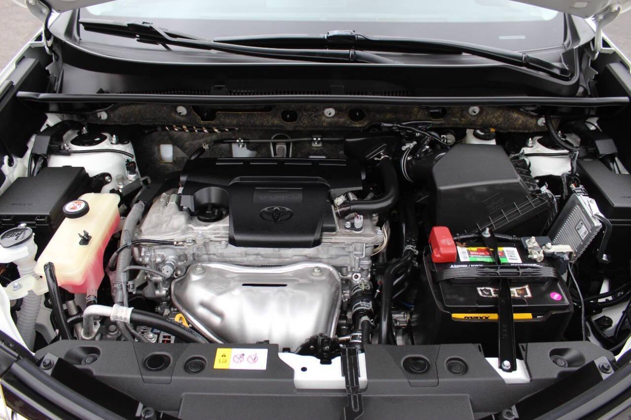 2018 White Toyota RAV4 XLE FWD (JTMWFREV1JJ) with an 2.5L L4 DOHC 16V engine, 6A transmission, located at 4301 NW 39th , Oklahoma City, OK, 73112, (405) 949-5600, 35.512135, -97.598671 - NO DRIVERS LICENCE -NO FULL COVERAGE INSURANCE - NO CREDIT CHECK. COME ON OVER TO SUPERSPORTS, TAKE A LOOK AND TEST DRIVE. PLEASE GIVE US A CALL AT (405) 949-5600. NO LICENCIA DE CONDUCIR - NO SEGURO DE COBERTURA TOTAL - NO VERIFICACION DE CREDITO. VISITENOS EN SUPERSPORTS, MIRE NUESTRO - Photo#7