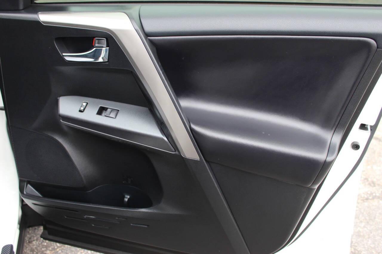 2018 White Toyota RAV4 XLE FWD (JTMWFREV1JJ) with an 2.5L L4 DOHC 16V engine, 6A transmission, located at 4301 NW 39th , Oklahoma City, OK, 73112, (405) 949-5600, 35.512135, -97.598671 - NO DRIVERS LICENCE -NO FULL COVERAGE INSURANCE - NO CREDIT CHECK. COME ON OVER TO SUPERSPORTS, TAKE A LOOK AND TEST DRIVE. PLEASE GIVE US A CALL AT (405) 949-5600. NO LICENCIA DE CONDUCIR - NO SEGURO DE COBERTURA TOTAL - NO VERIFICACION DE CREDITO. VISITENOS EN SUPERSPORTS, MIRE NUESTRO - Photo#9