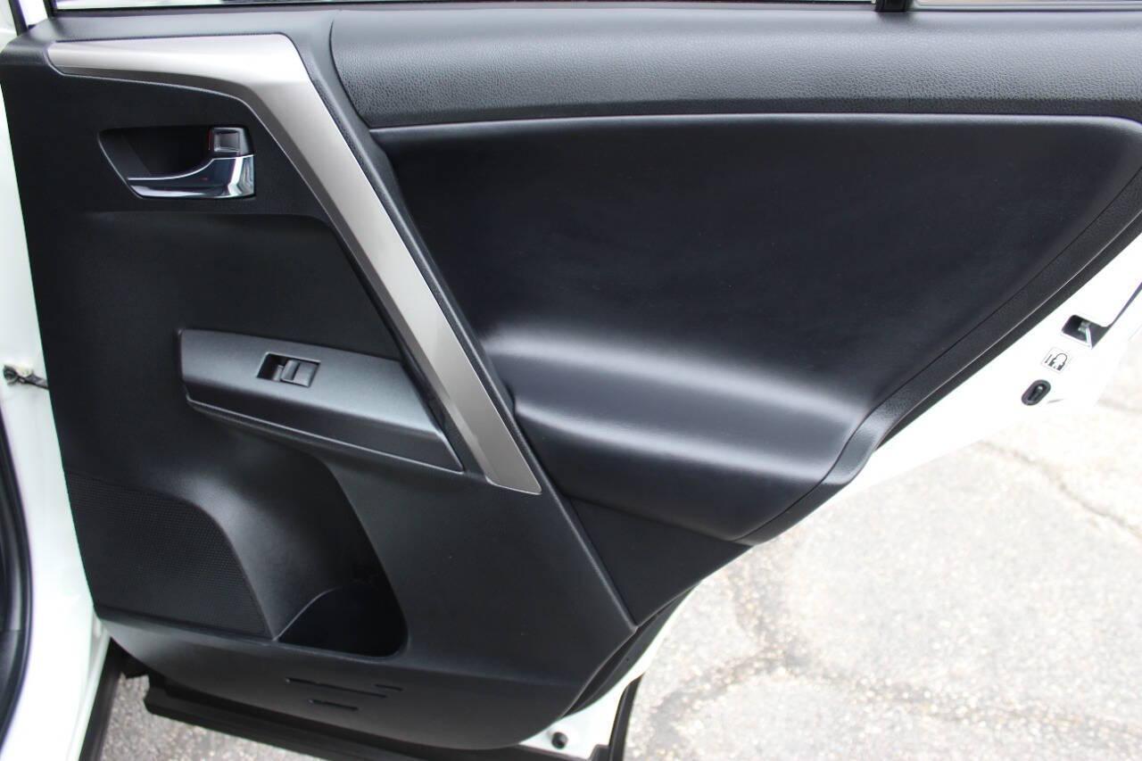 2018 White Toyota RAV4 XLE FWD (JTMWFREV1JJ) with an 2.5L L4 DOHC 16V engine, 6A transmission, located at 4301 NW 39th , Oklahoma City, OK, 73112, (405) 949-5600, 35.512135, -97.598671 - NO DRIVERS LICENCE -NO FULL COVERAGE INSURANCE - NO CREDIT CHECK. COME ON OVER TO SUPERSPORTS, TAKE A LOOK AND TEST DRIVE. PLEASE GIVE US A CALL AT (405) 949-5600. NO LICENCIA DE CONDUCIR - NO SEGURO DE COBERTURA TOTAL - NO VERIFICACION DE CREDITO. VISITENOS EN SUPERSPORTS, MIRE NUESTRO - Photo#11