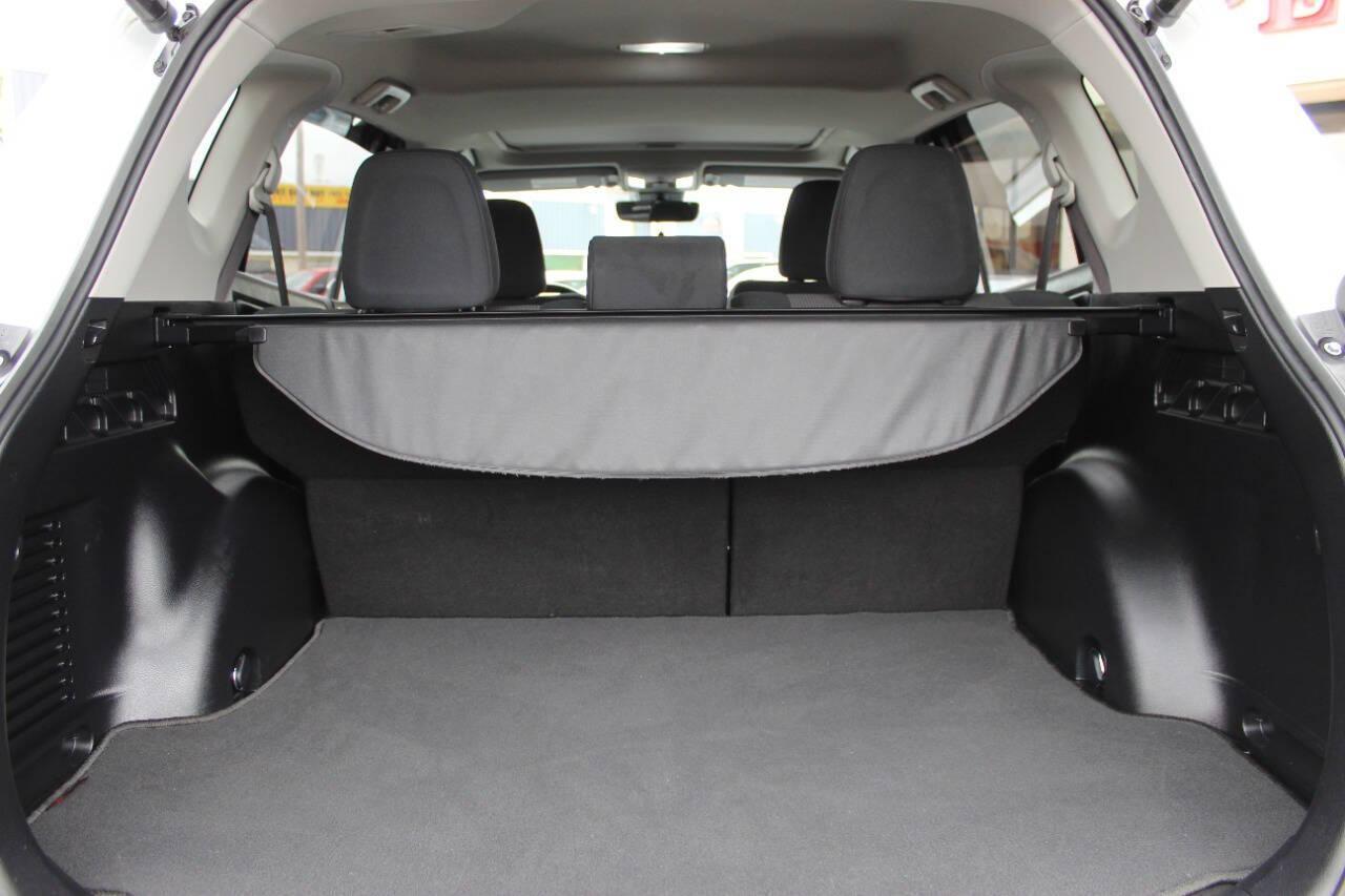 2018 White Toyota RAV4 XLE FWD (JTMWFREV1JJ) with an 2.5L L4 DOHC 16V engine, 6A transmission, located at 4301 NW 39th , Oklahoma City, OK, 73112, (405) 949-5600, 35.512135, -97.598671 - NO DRIVERS LICENCE -NO FULL COVERAGE INSURANCE - NO CREDIT CHECK. COME ON OVER TO SUPERSPORTS, TAKE A LOOK AND TEST DRIVE. PLEASE GIVE US A CALL AT (405) 949-5600. NO LICENCIA DE CONDUCIR - NO SEGURO DE COBERTURA TOTAL - NO VERIFICACION DE CREDITO. VISITENOS EN SUPERSPORTS, MIRE NUESTRO - Photo#12