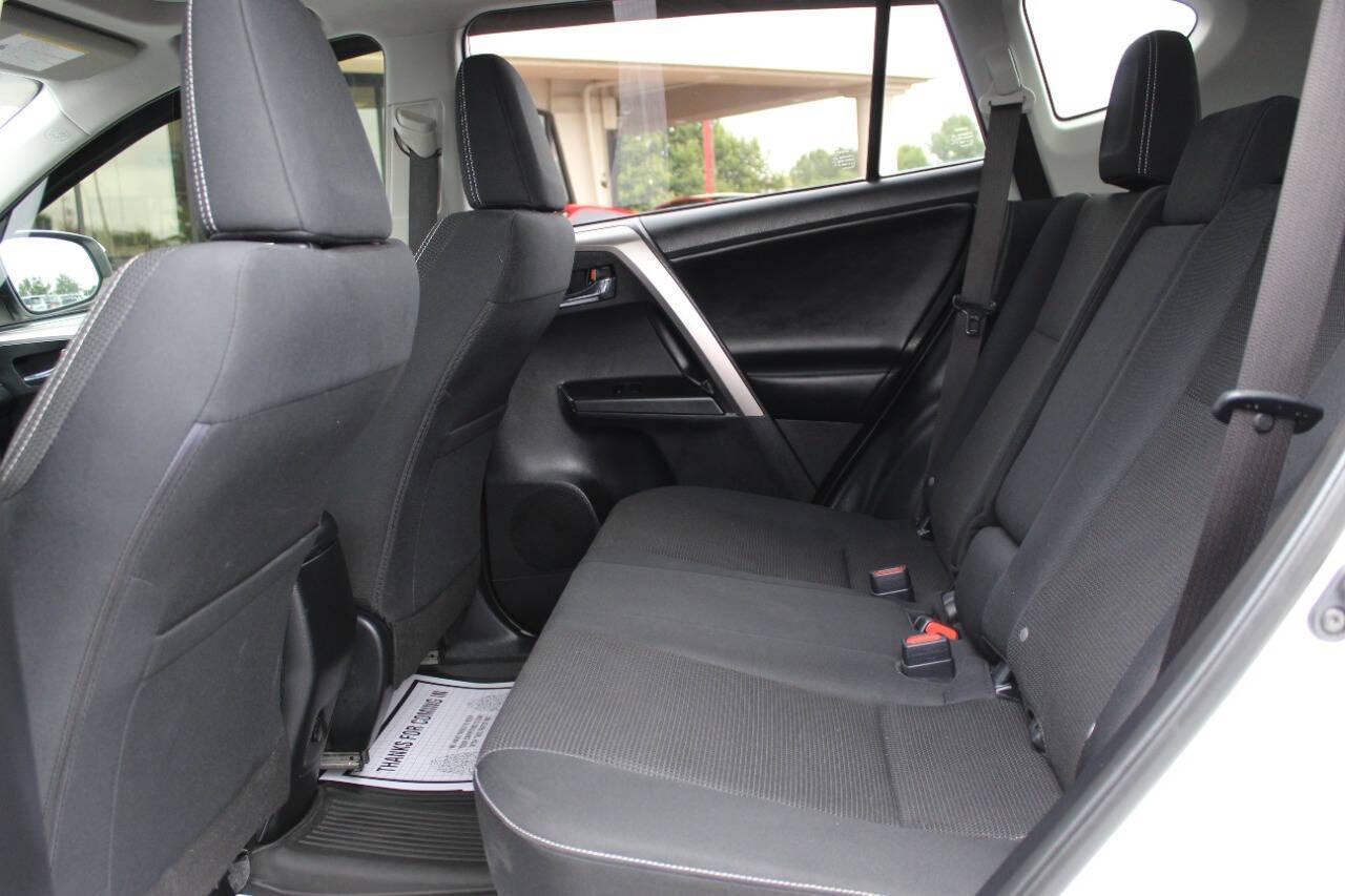 2018 White Toyota RAV4 XLE FWD (JTMWFREV1JJ) with an 2.5L L4 DOHC 16V engine, 6A transmission, located at 4301 NW 39th , Oklahoma City, OK, 73112, (405) 949-5600, 35.512135, -97.598671 - NO DRIVERS LICENCE -NO FULL COVERAGE INSURANCE - NO CREDIT CHECK. COME ON OVER TO SUPERSPORTS, TAKE A LOOK AND TEST DRIVE. PLEASE GIVE US A CALL AT (405) 949-5600. NO LICENCIA DE CONDUCIR - NO SEGURO DE COBERTURA TOTAL - NO VERIFICACION DE CREDITO. VISITENOS EN SUPERSPORTS, MIRE NUESTRO - Photo#13