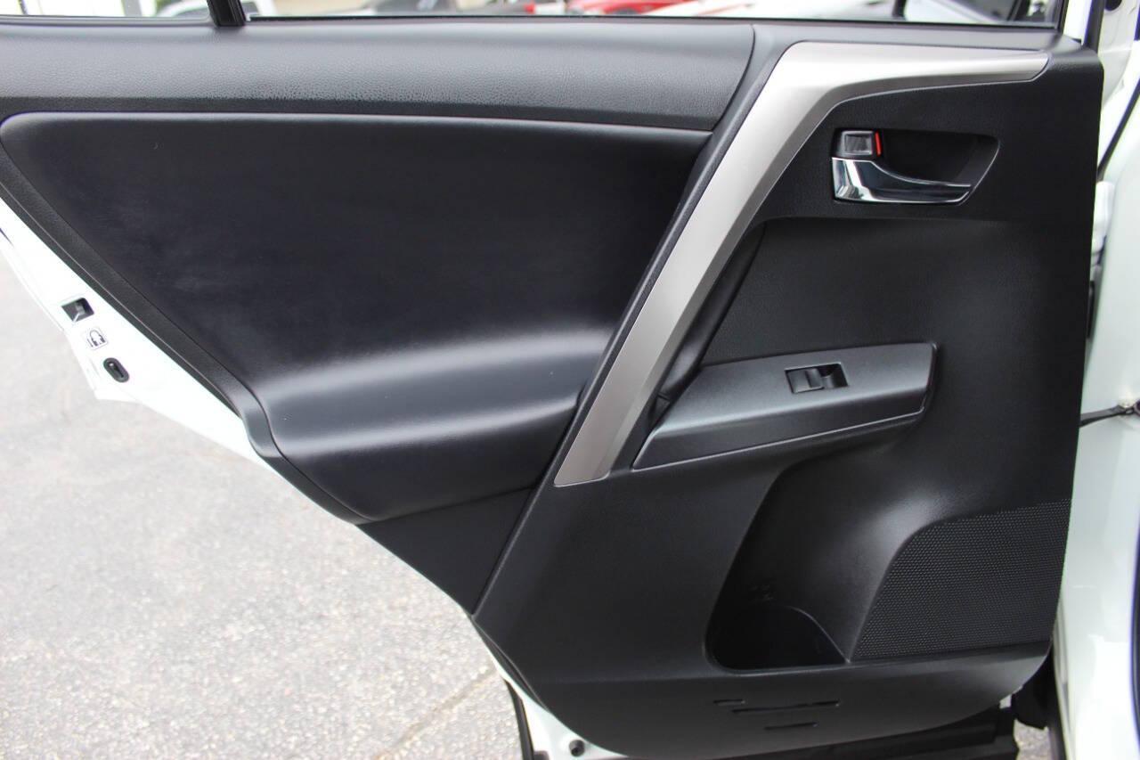 2018 White Toyota RAV4 XLE FWD (JTMWFREV1JJ) with an 2.5L L4 DOHC 16V engine, 6A transmission, located at 4301 NW 39th , Oklahoma City, OK, 73112, (405) 949-5600, 35.512135, -97.598671 - NO DRIVERS LICENCE -NO FULL COVERAGE INSURANCE - NO CREDIT CHECK. COME ON OVER TO SUPERSPORTS, TAKE A LOOK AND TEST DRIVE. PLEASE GIVE US A CALL AT (405) 949-5600. NO LICENCIA DE CONDUCIR - NO SEGURO DE COBERTURA TOTAL - NO VERIFICACION DE CREDITO. VISITENOS EN SUPERSPORTS, MIRE NUESTRO - Photo#14