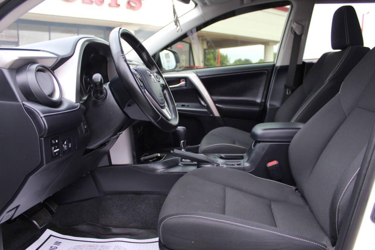 2018 White Toyota RAV4 XLE FWD (JTMWFREV1JJ) with an 2.5L L4 DOHC 16V engine, 6A transmission, located at 4301 NW 39th , Oklahoma City, OK, 73112, (405) 949-5600, 35.512135, -97.598671 - NO DRIVERS LICENCE -NO FULL COVERAGE INSURANCE - NO CREDIT CHECK. COME ON OVER TO SUPERSPORTS, TAKE A LOOK AND TEST DRIVE. PLEASE GIVE US A CALL AT (405) 949-5600. NO LICENCIA DE CONDUCIR - NO SEGURO DE COBERTURA TOTAL - NO VERIFICACION DE CREDITO. VISITENOS EN SUPERSPORTS, MIRE NUESTRO - Photo#15