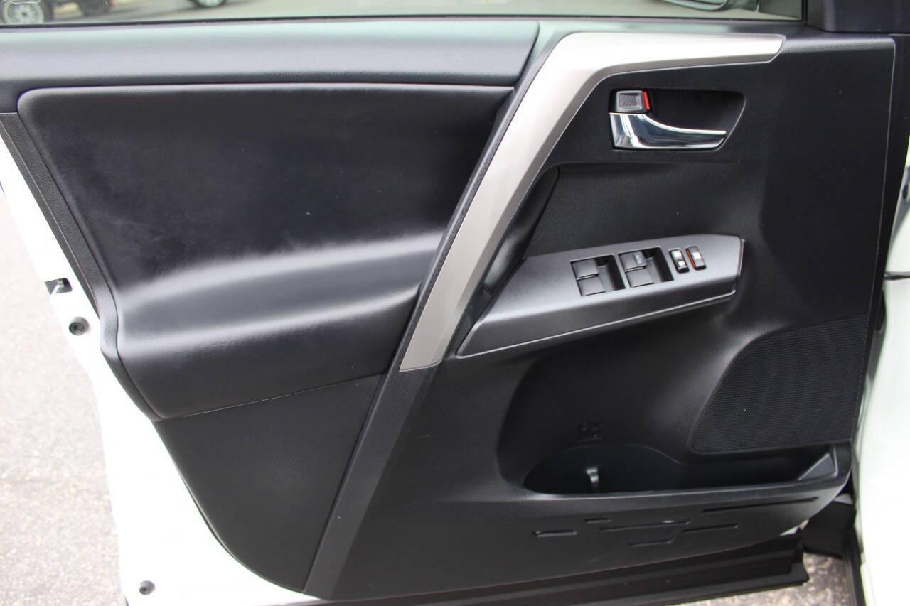 2018 White Toyota RAV4 XLE FWD (JTMWFREV1JJ) with an 2.5L L4 DOHC 16V engine, 6A transmission, located at 4301 NW 39th , Oklahoma City, OK, 73112, (405) 949-5600, 35.512135, -97.598671 - NO DRIVERS LICENCE -NO FULL COVERAGE INSURANCE - NO CREDIT CHECK. COME ON OVER TO SUPERSPORTS, TAKE A LOOK AND TEST DRIVE. PLEASE GIVE US A CALL AT (405) 949-5600. NO LICENCIA DE CONDUCIR - NO SEGURO DE COBERTURA TOTAL - NO VERIFICACION DE CREDITO. VISITENOS EN SUPERSPORTS, MIRE NUESTRO - Photo#16