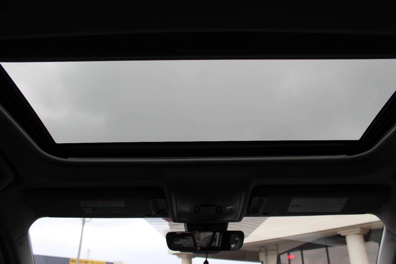 2018 White Toyota RAV4 XLE FWD (JTMWFREV1JJ) with an 2.5L L4 DOHC 16V engine, 6A transmission, located at 4301 NW 39th , Oklahoma City, OK, 73112, (405) 949-5600, 35.512135, -97.598671 - NO DRIVERS LICENCE -NO FULL COVERAGE INSURANCE - NO CREDIT CHECK. COME ON OVER TO SUPERSPORTS, TAKE A LOOK AND TEST DRIVE. PLEASE GIVE US A CALL AT (405) 949-5600. NO LICENCIA DE CONDUCIR - NO SEGURO DE COBERTURA TOTAL - NO VERIFICACION DE CREDITO. VISITENOS EN SUPERSPORTS, MIRE NUESTRO - Photo#18