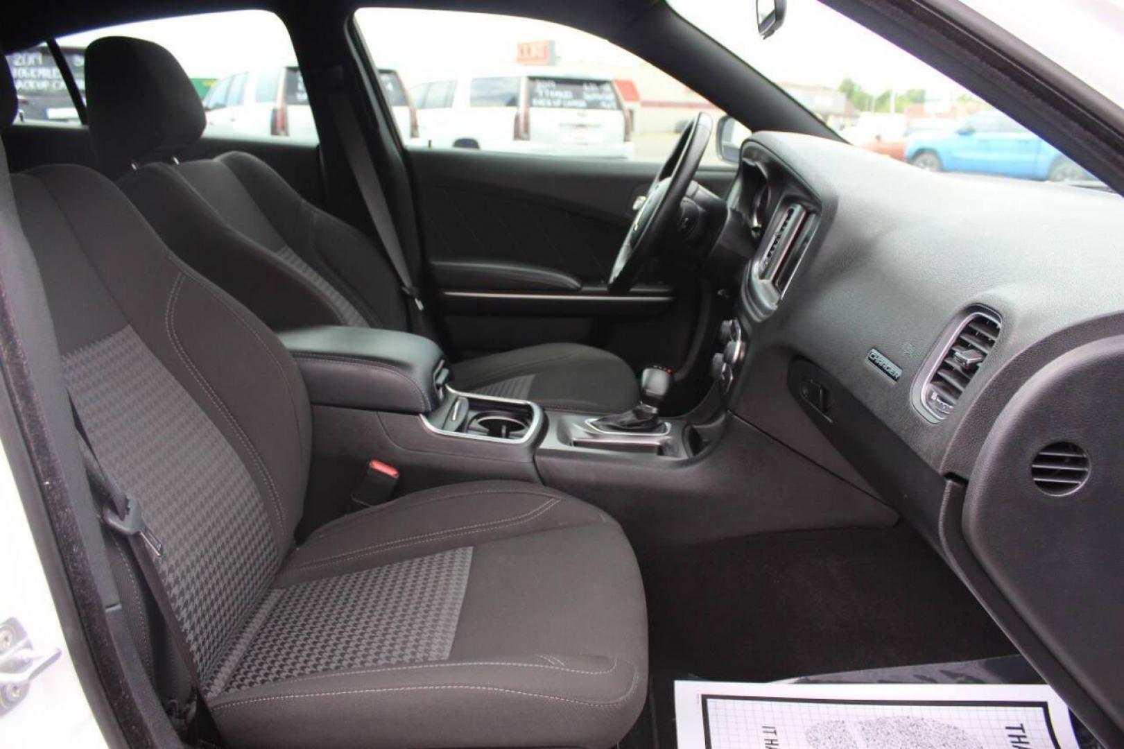 2023 White Dodge Charger SXT (2C3CDXBG5PH) with an 3.6L V6 DOHC 24V engine, 8A transmission, located at 4301 NW 39th , Oklahoma City, OK, 73112, (405) 949-5600, 35.512135, -97.598671 - NO DRIVERS LICENCE -NO FULL COVERAGE INSURANCE - NO CREDIT CHECK. COME ON OVER TO SUPERSPORTS, TAKE A LOOK AND TEST DRIVE. PLEASE GIVE US A CALL AT (405) 949-5600. NO LICENCIA DE CONDUCIR - NO SEGURO DE COBERTURA TOTAL - NO VERIFICACION DE CREDITO. VISITENOS EN SUPERSPORTS, MIRE NUESTRO - Photo#9
