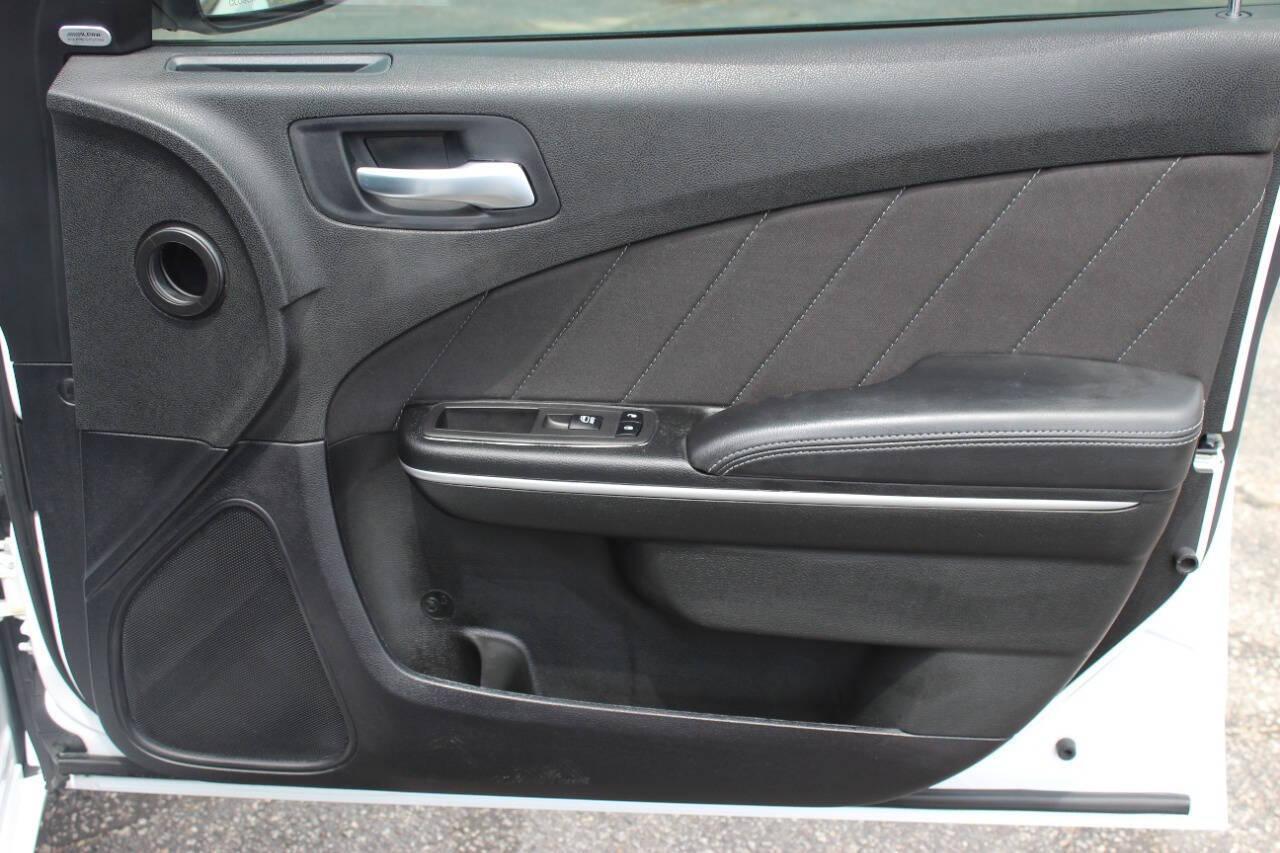 2023 White Dodge Charger SXT (2C3CDXBG5PH) with an 3.6L V6 DOHC 24V engine, 8A transmission, located at 4301 NW 39th , Oklahoma City, OK, 73112, (405) 949-5600, 35.512135, -97.598671 - NO DRIVERS LICENCE -NO FULL COVERAGE INSURANCE - NO CREDIT CHECK. COME ON OVER TO SUPERSPORTS, TAKE A LOOK AND TEST DRIVE. PLEASE GIVE US A CALL AT (405) 949-5600. NO LICENCIA DE CONDUCIR - NO SEGURO DE COBERTURA TOTAL - NO VERIFICACION DE CREDITO. VISITENOS EN SUPERSPORTS, MIRE NUESTRO - Photo#9