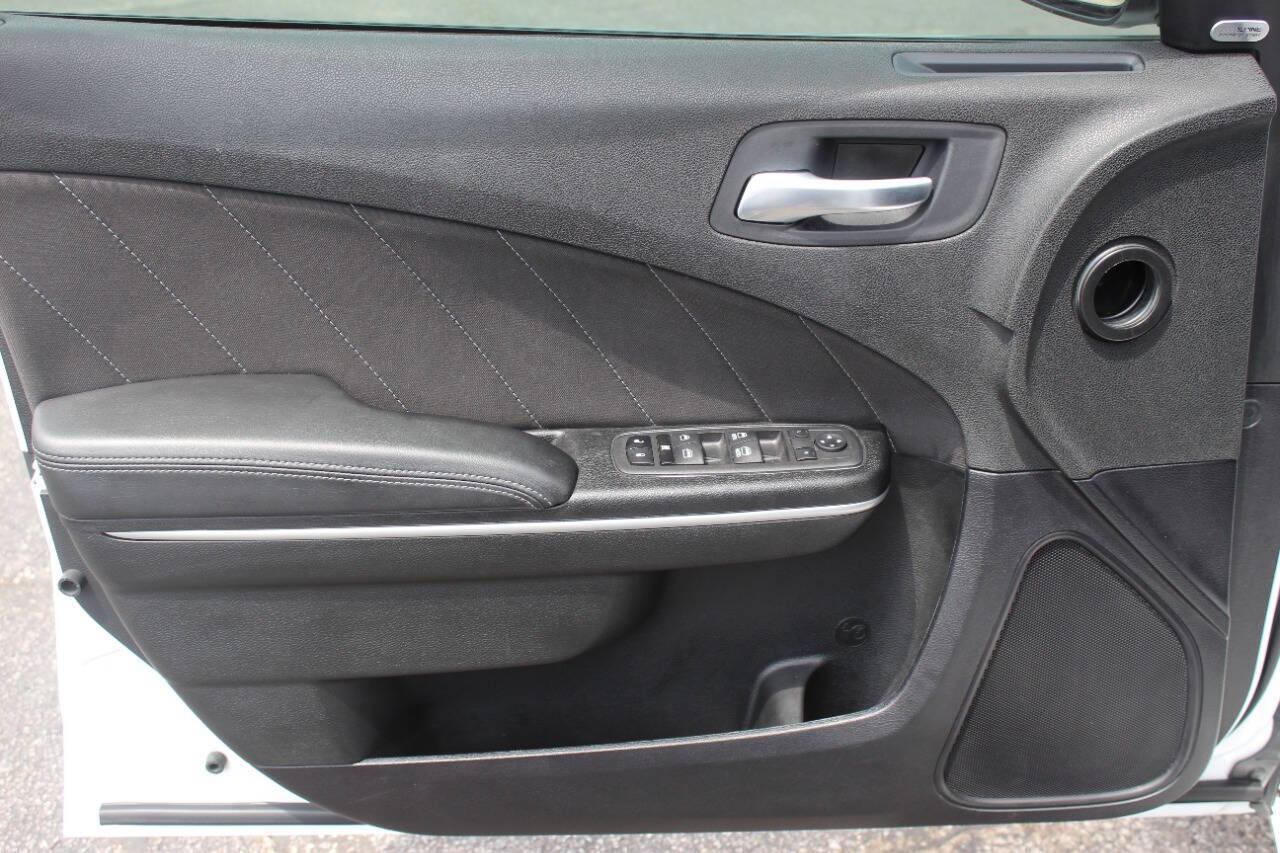 2023 White Dodge Charger SXT (2C3CDXBG5PH) with an 3.6L V6 DOHC 24V engine, 8A transmission, located at 4301 NW 39th , Oklahoma City, OK, 73112, (405) 949-5600, 35.512135, -97.598671 - NO DRIVERS LICENCE -NO FULL COVERAGE INSURANCE - NO CREDIT CHECK. COME ON OVER TO SUPERSPORTS, TAKE A LOOK AND TEST DRIVE. PLEASE GIVE US A CALL AT (405) 949-5600. NO LICENCIA DE CONDUCIR - NO SEGURO DE COBERTURA TOTAL - NO VERIFICACION DE CREDITO. VISITENOS EN SUPERSPORTS, MIRE NUESTRO - Photo#16