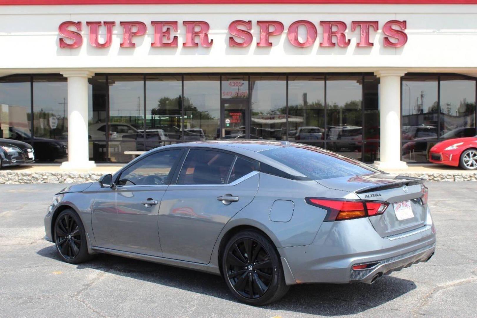 2022 Gray Nissan Altima 2.5 SR (1N4BL4CV2NN) with an 2.5L L4 DOHC 16V engine, CVT transmission, located at 4301 NW 39th , Oklahoma City, OK, 73112, (405) 949-5600, 35.512135, -97.598671 - NO DRIVERS LICENSE - NO FULL COVERAGE INSURANCE - NO CREDIT CHECK. COME ON OVER TO SUPERSPORTS AND TAKE A LOOK AND TEST DRIVE PLEASE GIVE US A CALL AT (405) 949-5600. NO LICENCIA DE MANEJAR - NO SEGURO DE COBERTURA TOTAL - NO VERIFICACION DE CREDITO. POR FAVOR VENGAN A SUPERSPORTS, ECHE U - Photo#5