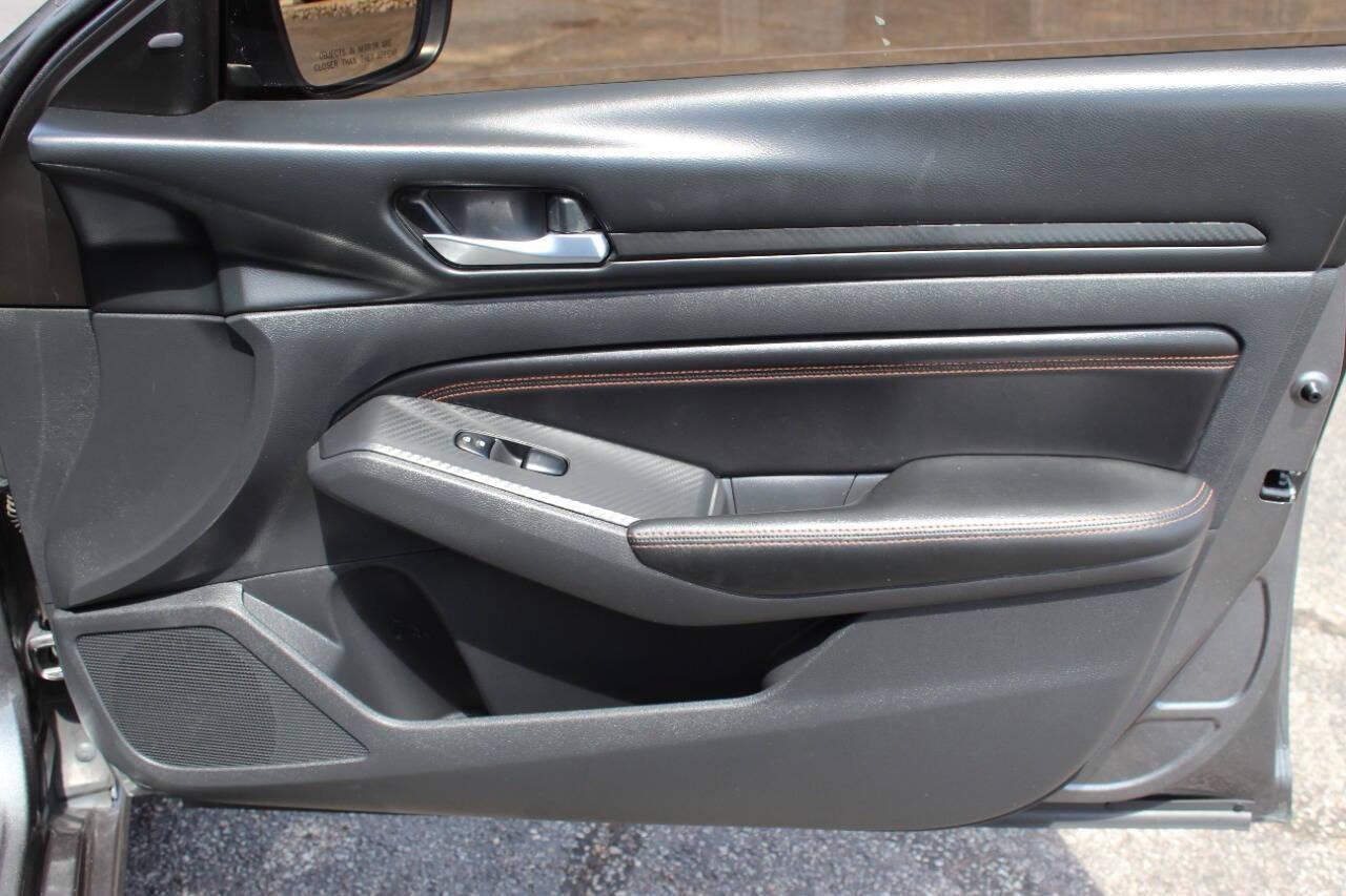 2022 Gray Nissan Altima 2.5 SR (1N4BL4CV2NN) with an 2.5L L4 DOHC 16V engine, CVT transmission, located at 4301 NW 39th , Oklahoma City, OK, 73112, (405) 949-5600, 35.512135, -97.598671 - NO DRIVERS LICENSE - NO FULL COVERAGE INSURANCE - NO CREDIT CHECK. COME ON OVER TO SUPERSPORTS AND TAKE A LOOK AND TEST DRIVE PLEASE GIVE US A CALL AT (405) 949-5600. NO LICENCIA DE MANEJAR - NO SEGURO DE COBERTURA TOTAL - NO VERIFICACION DE CREDITO. POR FAVOR VENGAN A SUPERSPORTS, ECHE U - Photo#9