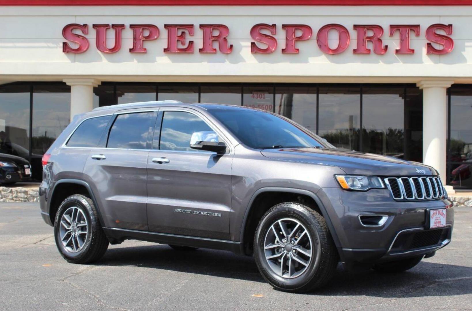 2020 Gray Jeep Grand Cherokee Limited 2WD (1C4RJEBG5LC) with an 3.6L V6 DOHC 24V engine, 8A transmission, located at 4301 NW 39th , Oklahoma City, OK, 73112, (405) 949-5600, 35.512135, -97.598671 - NO DRIVERS LICENCE -NO FULL COVERAGE INSURANCE - NO CREDIT CHECK. COME ON OVER TO SUPERSPORTS, TAKE A LOOK AND TEST DRIVE. PLEASE GIVE US A CALL AT (405) 949-5600. NO LICENCIA DE CONDUCIR - NO SEGURO DE COBERTURA TOTAL - NO VERIFICACION DE CREDITO. VISITENOS EN SUPERSPORTS, MIRE NUESTRO - Photo#2