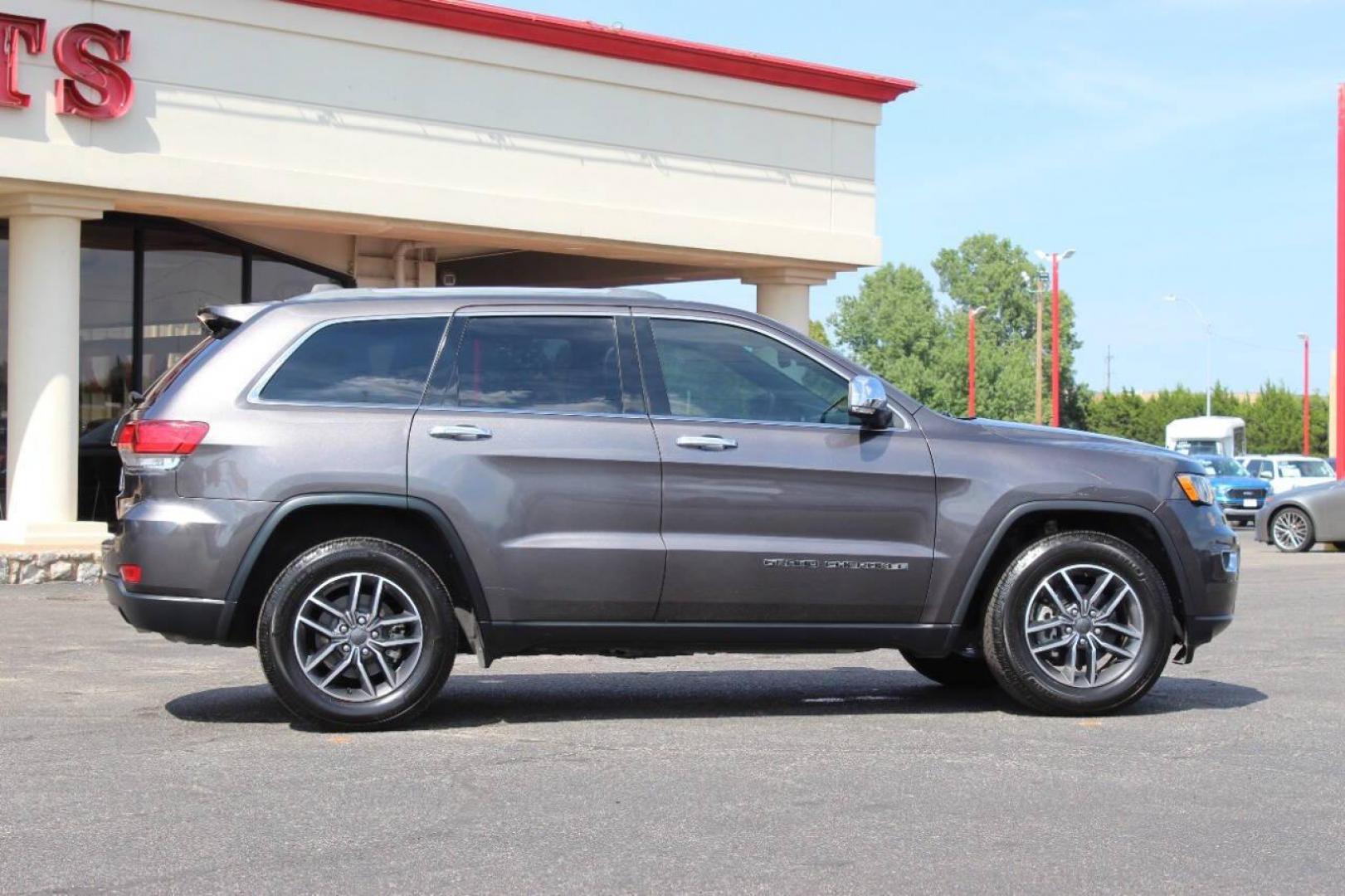 2020 Gray Jeep Grand Cherokee Limited 2WD (1C4RJEBG5LC) with an 3.6L V6 DOHC 24V engine, 8A transmission, located at 4301 NW 39th , Oklahoma City, OK, 73112, (405) 949-5600, 35.512135, -97.598671 - NO DRIVERS LICENCE -NO FULL COVERAGE INSURANCE - NO CREDIT CHECK. COME ON OVER TO SUPERSPORTS, TAKE A LOOK AND TEST DRIVE. PLEASE GIVE US A CALL AT (405) 949-5600. NO LICENCIA DE CONDUCIR - NO SEGURO DE COBERTURA TOTAL - NO VERIFICACION DE CREDITO. VISITENOS EN SUPERSPORTS, MIRE NUESTRO - Photo#3