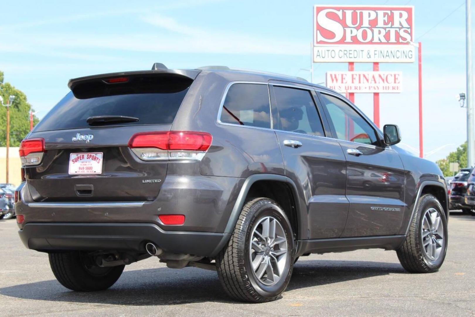 2020 Gray Jeep Grand Cherokee Limited 2WD (1C4RJEBG5LC) with an 3.6L V6 DOHC 24V engine, 8A transmission, located at 4301 NW 39th , Oklahoma City, OK, 73112, (405) 949-5600, 35.512135, -97.598671 - NO DRIVERS LICENCE -NO FULL COVERAGE INSURANCE - NO CREDIT CHECK. COME ON OVER TO SUPERSPORTS, TAKE A LOOK AND TEST DRIVE. PLEASE GIVE US A CALL AT (405) 949-5600. NO LICENCIA DE CONDUCIR - NO SEGURO DE COBERTURA TOTAL - NO VERIFICACION DE CREDITO. VISITENOS EN SUPERSPORTS, MIRE NUESTRO - Photo#4