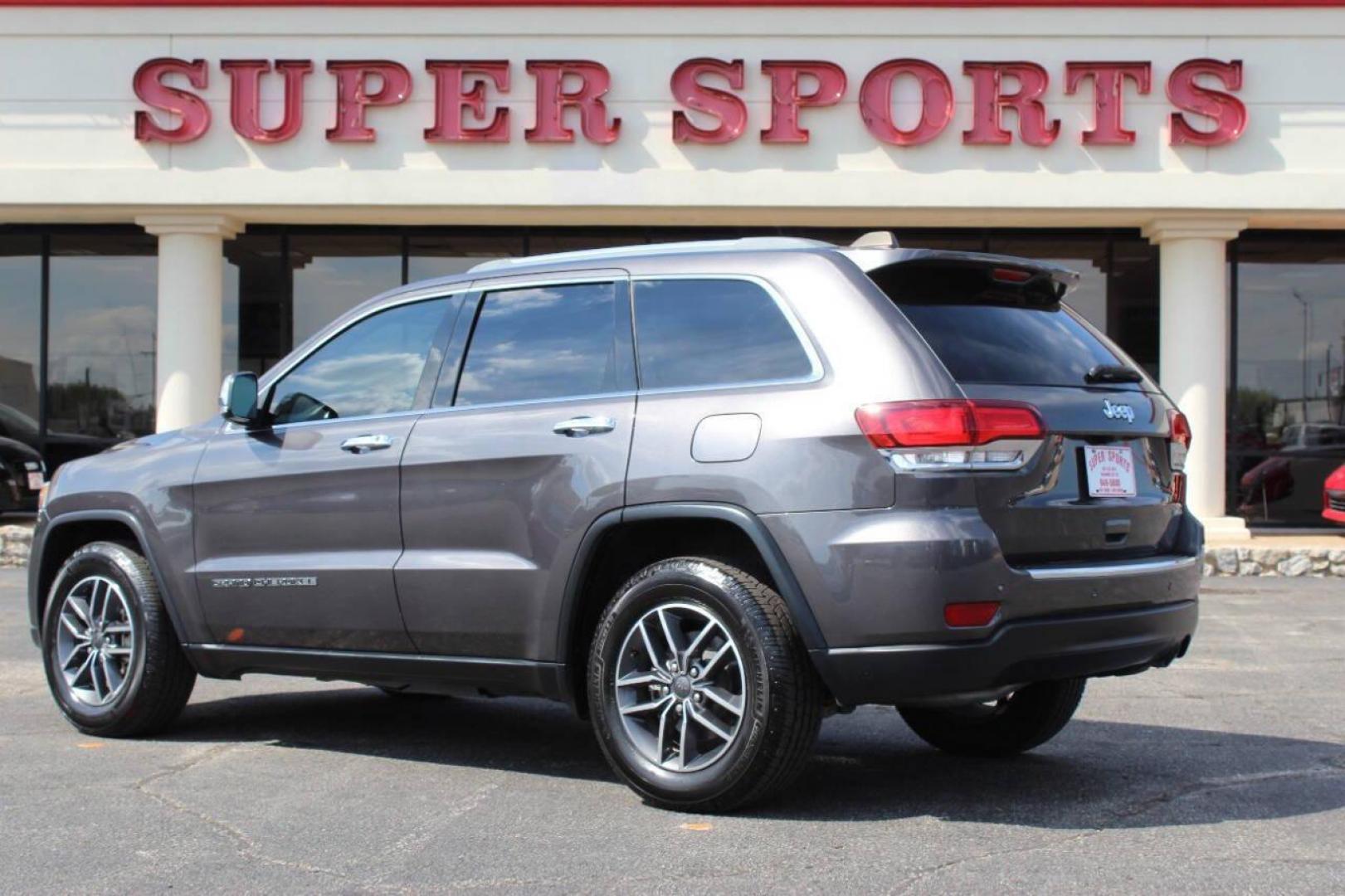 2020 Gray Jeep Grand Cherokee Limited 2WD (1C4RJEBG5LC) with an 3.6L V6 DOHC 24V engine, 8A transmission, located at 4301 NW 39th , Oklahoma City, OK, 73112, (405) 949-5600, 35.512135, -97.598671 - NO DRIVERS LICENCE -NO FULL COVERAGE INSURANCE - NO CREDIT CHECK. COME ON OVER TO SUPERSPORTS, TAKE A LOOK AND TEST DRIVE. PLEASE GIVE US A CALL AT (405) 949-5600. NO LICENCIA DE CONDUCIR - NO SEGURO DE COBERTURA TOTAL - NO VERIFICACION DE CREDITO. VISITENOS EN SUPERSPORTS, MIRE NUESTRO - Photo#5