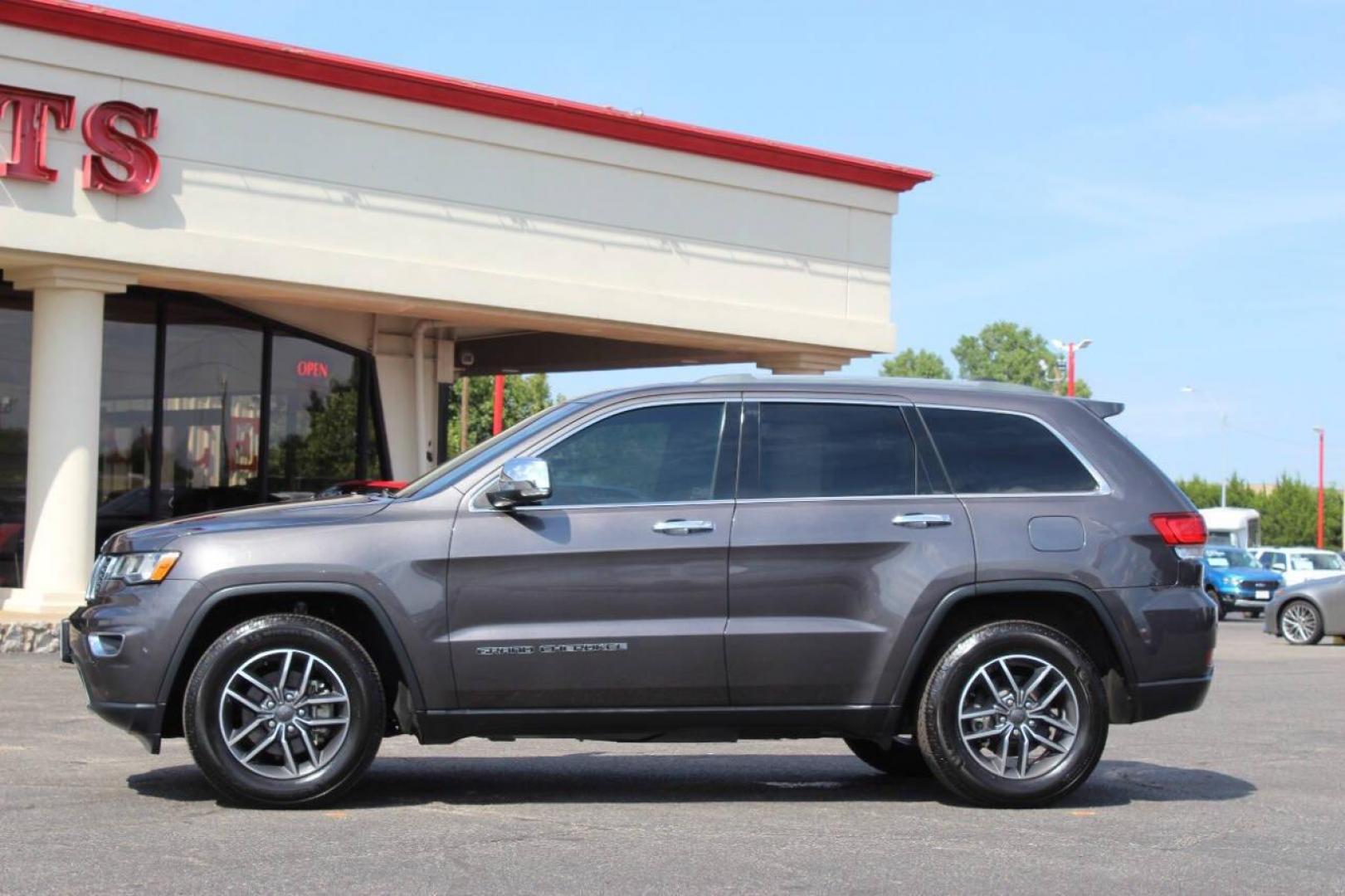 2020 Gray Jeep Grand Cherokee Limited 2WD (1C4RJEBG5LC) with an 3.6L V6 DOHC 24V engine, 8A transmission, located at 4301 NW 39th , Oklahoma City, OK, 73112, (405) 949-5600, 35.512135, -97.598671 - NO DRIVERS LICENCE -NO FULL COVERAGE INSURANCE - NO CREDIT CHECK. COME ON OVER TO SUPERSPORTS, TAKE A LOOK AND TEST DRIVE. PLEASE GIVE US A CALL AT (405) 949-5600. NO LICENCIA DE CONDUCIR - NO SEGURO DE COBERTURA TOTAL - NO VERIFICACION DE CREDITO. VISITENOS EN SUPERSPORTS, MIRE NUESTRO - Photo#6