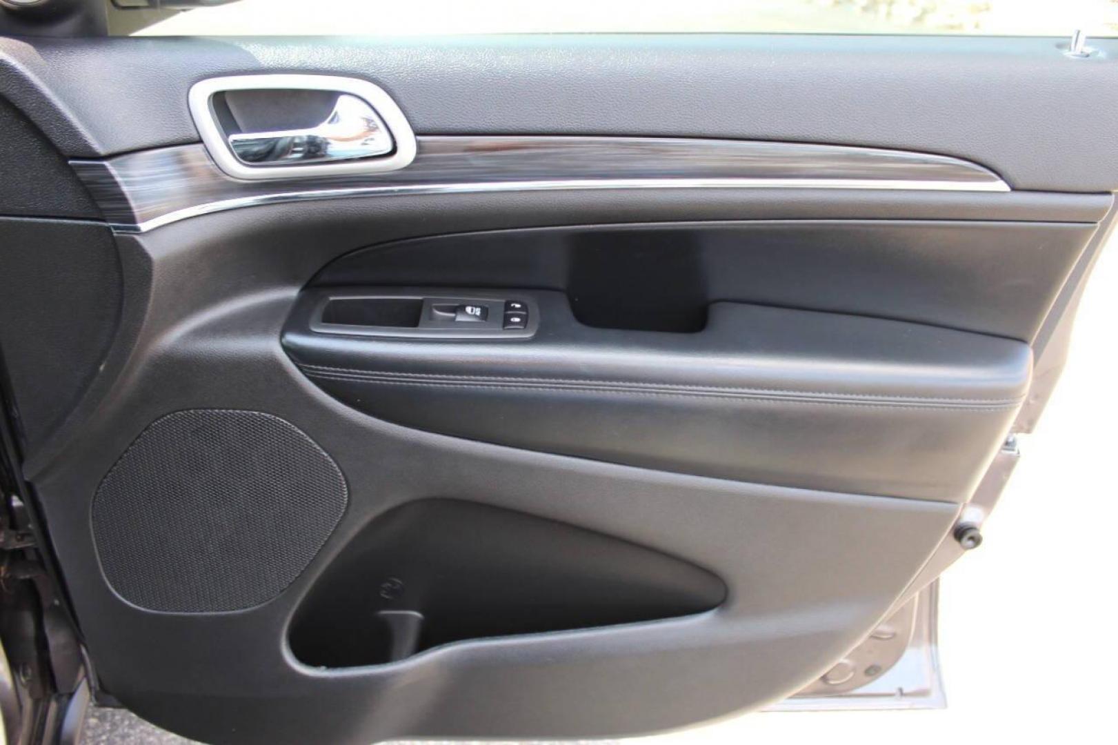 2020 Gray Jeep Grand Cherokee Limited 2WD (1C4RJEBG5LC) with an 3.6L V6 DOHC 24V engine, 8A transmission, located at 4301 NW 39th , Oklahoma City, OK, 73112, (405) 949-5600, 35.512135, -97.598671 - NO DRIVERS LICENCE -NO FULL COVERAGE INSURANCE - NO CREDIT CHECK. COME ON OVER TO SUPERSPORTS, TAKE A LOOK AND TEST DRIVE. PLEASE GIVE US A CALL AT (405) 949-5600. NO LICENCIA DE CONDUCIR - NO SEGURO DE COBERTURA TOTAL - NO VERIFICACION DE CREDITO. VISITENOS EN SUPERSPORTS, MIRE NUESTRO - Photo#10