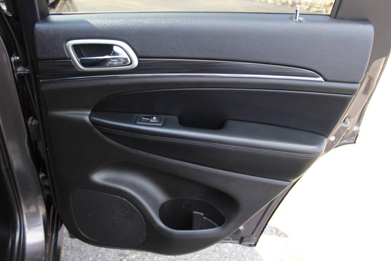 2020 Gray Jeep Grand Cherokee Limited 2WD (1C4RJEBG5LC) with an 3.6L V6 DOHC 24V engine, 8A transmission, located at 4301 NW 39th , Oklahoma City, OK, 73112, (405) 949-5600, 35.512135, -97.598671 - NO DRIVERS LICENCE -NO FULL COVERAGE INSURANCE - NO CREDIT CHECK. COME ON OVER TO SUPERSPORTS, TAKE A LOOK AND TEST DRIVE. PLEASE GIVE US A CALL AT (405) 949-5600. NO LICENCIA DE CONDUCIR - NO SEGURO DE COBERTURA TOTAL - NO VERIFICACION DE CREDITO. VISITENOS EN SUPERSPORTS, MIRE NUESTRO - Photo#11