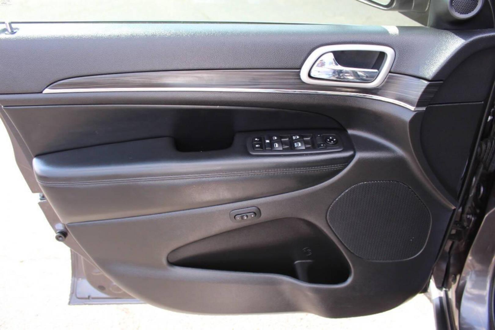 2020 Gray Jeep Grand Cherokee Limited 2WD (1C4RJEBG5LC) with an 3.6L V6 DOHC 24V engine, 8A transmission, located at 4301 NW 39th , Oklahoma City, OK, 73112, (405) 949-5600, 35.512135, -97.598671 - NO DRIVERS LICENCE -NO FULL COVERAGE INSURANCE - NO CREDIT CHECK. COME ON OVER TO SUPERSPORTS, TAKE A LOOK AND TEST DRIVE. PLEASE GIVE US A CALL AT (405) 949-5600. NO LICENCIA DE CONDUCIR - NO SEGURO DE COBERTURA TOTAL - NO VERIFICACION DE CREDITO. VISITENOS EN SUPERSPORTS, MIRE NUESTRO - Photo#17