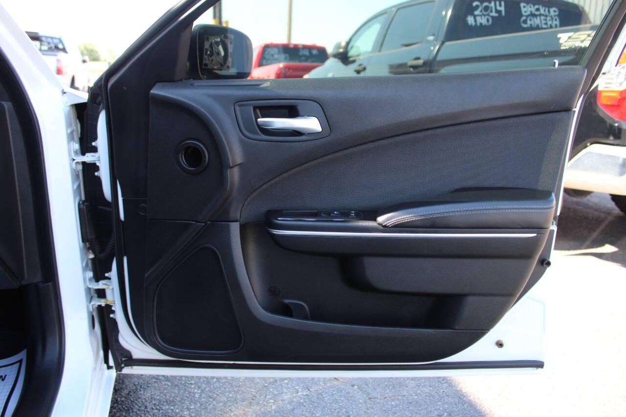 2015 White Dodge Charger SE (2C3CDXBG8FH) with an 3.6L V6 DOHC 24V engine, 8-Speed Automatic transmission, located at 4301 NW 39th , Oklahoma City, OK, 73112, (405) 949-5600, 35.512135, -97.598671 - NO DRIVERS LICENCE -NO FULL COVERAGE INSURANCE - NO CREDIT CHECK. COME ON OVER TO SUPERSPORTS, TAKE A LOOK AND TEST DRIVE. PLEASE GIVE US A CALL AT (405) 949-5600. NO LICENCIA DE CONDUCIR - NO SEGURO DE COBERTURA TOTAL - NO VERIFICACION DE CREDITO. VISITENOS EN SUPERSPORTS, MIRE NUESTRO - Photo#9