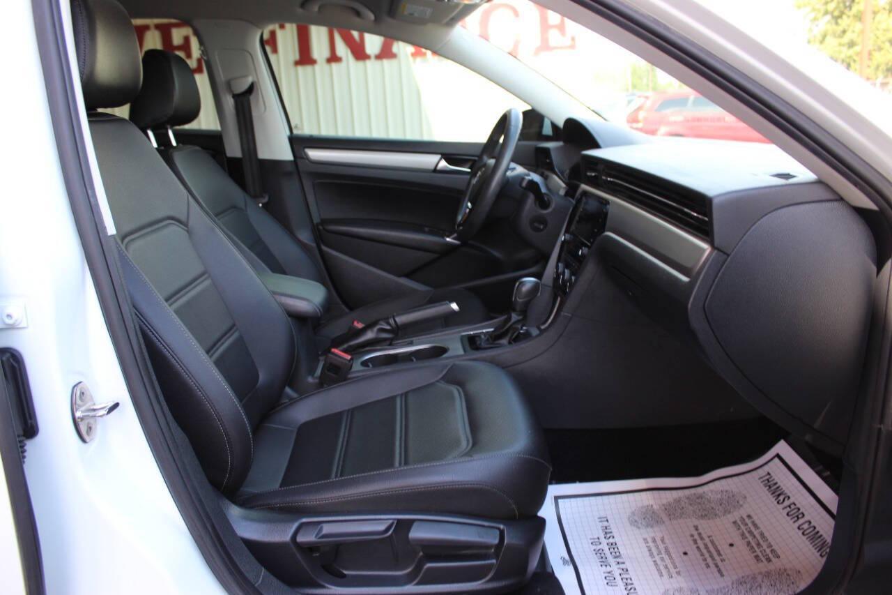 2021 White Volkswagen Passat SE (1VWSA7A30MC) with an 2.0L L4 DOHC 16V engine, 6A transmission, located at 4301 NW 39th , Oklahoma City, OK, 73112, (405) 949-5600, 35.512135, -97.598671 - NO DRIVERS LICENCE -NO FULL COVERAGE INSURANCE - NO CREDIT CHECK. COME ON OVER TO SUPERSPORTS, TAKE A LOOK AND TEST DRIVE. PLEASE GIVE US A CALL AT (405) 949-5600. NO LICENCIA DE CONDUCIR - NO SEGURO DE COBERTURA TOTAL - NO VERIFICACION DE CREDITO. VISITENOS EN SUPERSPORTS, MIRE NUESTRO - Photo#8