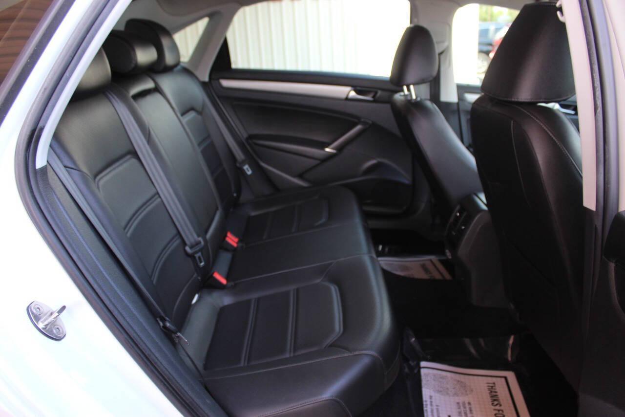 2021 White Volkswagen Passat SE (1VWSA7A30MC) with an 2.0L L4 DOHC 16V engine, 6A transmission, located at 4301 NW 39th , Oklahoma City, OK, 73112, (405) 949-5600, 35.512135, -97.598671 - NO DRIVERS LICENCE -NO FULL COVERAGE INSURANCE - NO CREDIT CHECK. COME ON OVER TO SUPERSPORTS, TAKE A LOOK AND TEST DRIVE. PLEASE GIVE US A CALL AT (405) 949-5600. NO LICENCIA DE CONDUCIR - NO SEGURO DE COBERTURA TOTAL - NO VERIFICACION DE CREDITO. VISITENOS EN SUPERSPORTS, MIRE NUESTRO - Photo#10