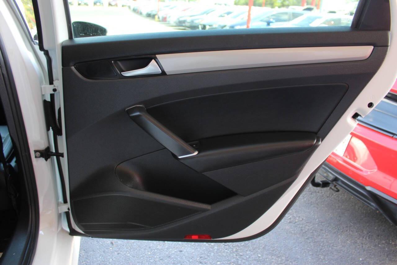 2021 White Volkswagen Passat SE (1VWSA7A30MC) with an 2.0L L4 DOHC 16V engine, 6A transmission, located at 4301 NW 39th , Oklahoma City, OK, 73112, (405) 949-5600, 35.512135, -97.598671 - NO DRIVERS LICENCE -NO FULL COVERAGE INSURANCE - NO CREDIT CHECK. COME ON OVER TO SUPERSPORTS, TAKE A LOOK AND TEST DRIVE. PLEASE GIVE US A CALL AT (405) 949-5600. NO LICENCIA DE CONDUCIR - NO SEGURO DE COBERTURA TOTAL - NO VERIFICACION DE CREDITO. VISITENOS EN SUPERSPORTS, MIRE NUESTRO - Photo#11