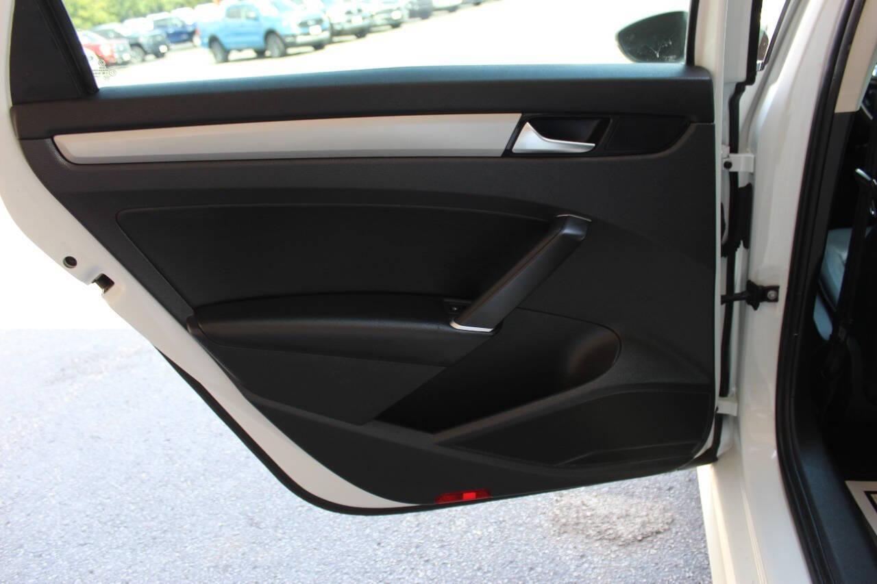 2021 White Volkswagen Passat SE (1VWSA7A30MC) with an 2.0L L4 DOHC 16V engine, 6A transmission, located at 4301 NW 39th , Oklahoma City, OK, 73112, (405) 949-5600, 35.512135, -97.598671 - NO DRIVERS LICENCE -NO FULL COVERAGE INSURANCE - NO CREDIT CHECK. COME ON OVER TO SUPERSPORTS, TAKE A LOOK AND TEST DRIVE. PLEASE GIVE US A CALL AT (405) 949-5600. NO LICENCIA DE CONDUCIR - NO SEGURO DE COBERTURA TOTAL - NO VERIFICACION DE CREDITO. VISITENOS EN SUPERSPORTS, MIRE NUESTRO - Photo#14