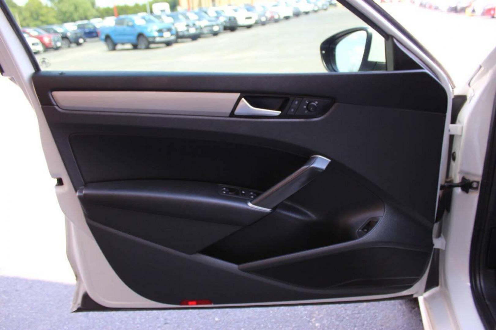 2021 White Volkswagen Passat SE (1VWSA7A30MC) with an 2.0L L4 DOHC 16V engine, 6A transmission, located at 4301 NW 39th , Oklahoma City, OK, 73112, (405) 949-5600, 35.512135, -97.598671 - NO DRIVERS LICENCE -NO FULL COVERAGE INSURANCE - NO CREDIT CHECK. COME ON OVER TO SUPERSPORTS, TAKE A LOOK AND TEST DRIVE. PLEASE GIVE US A CALL AT (405) 949-5600. NO LICENCIA DE CONDUCIR - NO SEGURO DE COBERTURA TOTAL - NO VERIFICACION DE CREDITO. VISITENOS EN SUPERSPORTS, MIRE NUESTRO - Photo#17