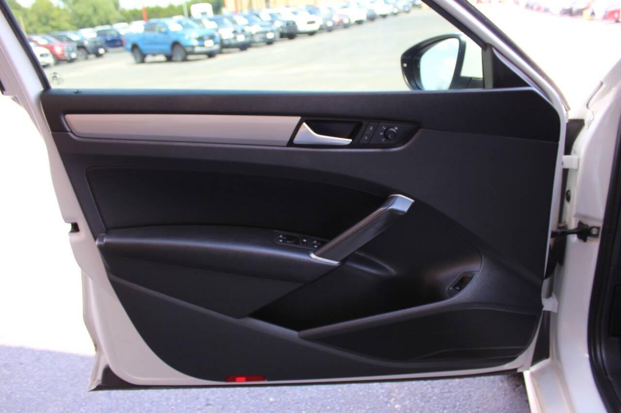 2021 White Volkswagen Passat SE (1VWSA7A30MC) with an 2.0L L4 DOHC 16V engine, 6A transmission, located at 4301 NW 39th , Oklahoma City, OK, 73112, (405) 949-5600, 35.512135, -97.598671 - NO DRIVERS LICENCE -NO FULL COVERAGE INSURANCE - NO CREDIT CHECK. COME ON OVER TO SUPERSPORTS, TAKE A LOOK AND TEST DRIVE. PLEASE GIVE US A CALL AT (405) 949-5600. NO LICENCIA DE CONDUCIR - NO SEGURO DE COBERTURA TOTAL - NO VERIFICACION DE CREDITO. VISITENOS EN SUPERSPORTS, MIRE NUESTRO - Photo#16