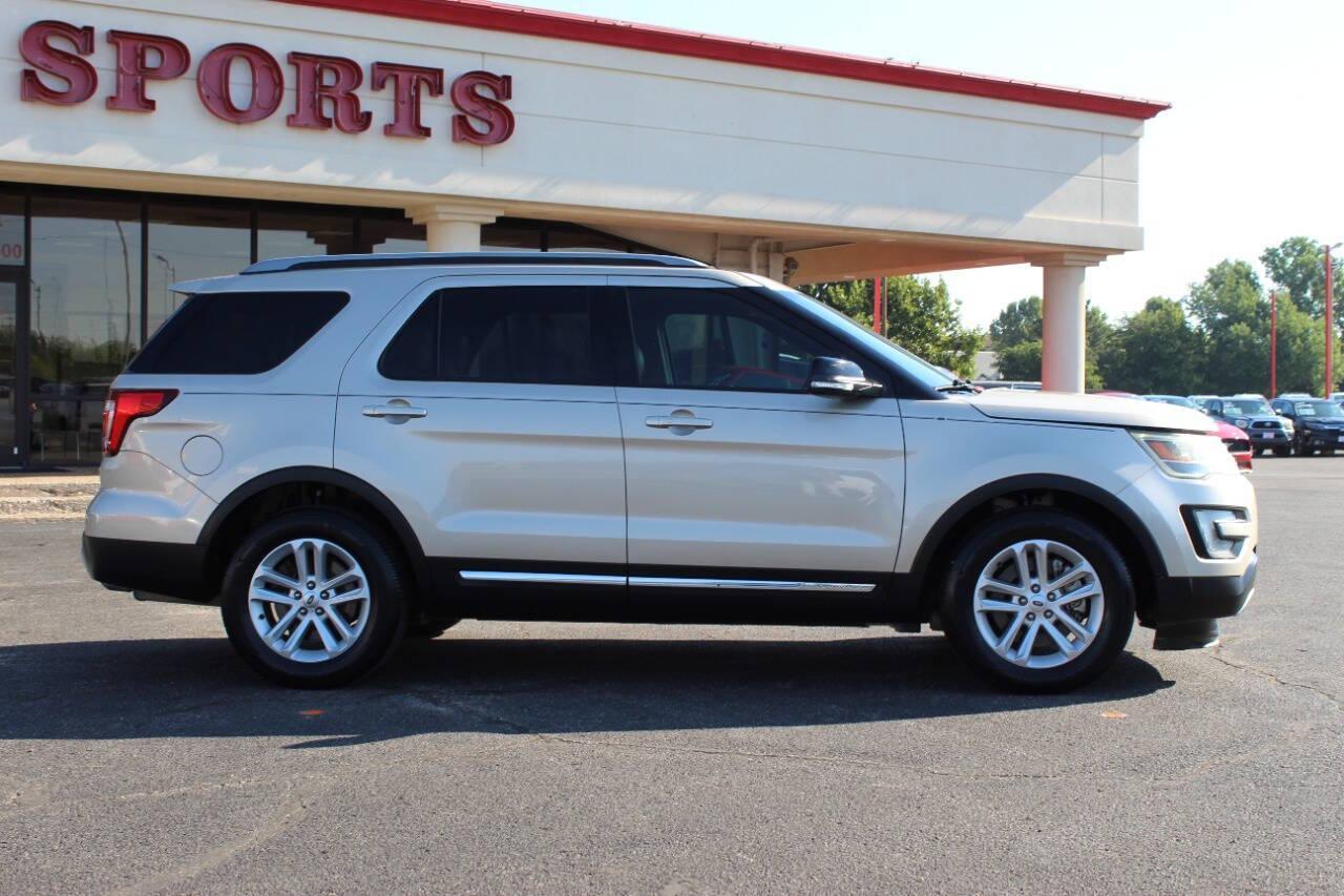 2017 Gold Ford Explorer XLT FWD (1FM5K7D85HG) with an 3.5L V6 DOHC 24V engine, 6A transmission, located at 4301 NW 39th , Oklahoma City, OK, 73112, (405) 949-5600, 35.512135, -97.598671 - NO DRIVERS LICENCE -NO FULL COVERAGE INSURANCE - NO CREDIT CHECK. COME ON OVER TO SUPERSPORTS, TAKE A LOOK AND TEST DRIVE. PLEASE GIVE US A CALL AT (405) 949-5600. NO LICENCIA DE CONDUCIR - NO SEGURO DE COBERTURA TOTAL - NO VERIFICACION DE CREDITO. VISITENOS EN SUPERSPORTS, MIRE NUESTRO - Photo#2