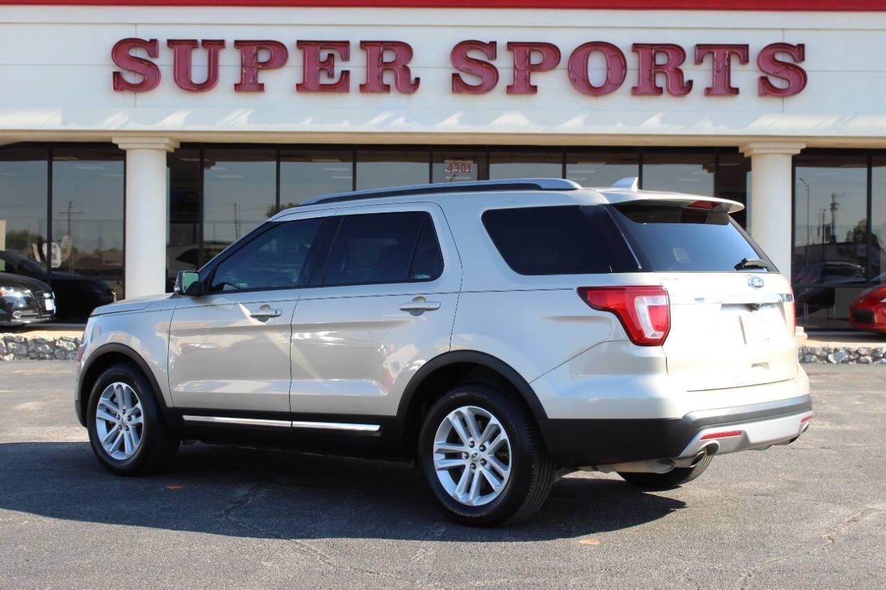 2017 Gold Ford Explorer XLT FWD (1FM5K7D85HG) with an 3.5L V6 DOHC 24V engine, 6A transmission, located at 4301 NW 39th , Oklahoma City, OK, 73112, (405) 949-5600, 35.512135, -97.598671 - NO DRIVERS LICENCE -NO FULL COVERAGE INSURANCE - NO CREDIT CHECK. COME ON OVER TO SUPERSPORTS, TAKE A LOOK AND TEST DRIVE. PLEASE GIVE US A CALL AT (405) 949-5600. NO LICENCIA DE CONDUCIR - NO SEGURO DE COBERTURA TOTAL - NO VERIFICACION DE CREDITO. VISITENOS EN SUPERSPORTS, MIRE NUESTRO - Photo#4