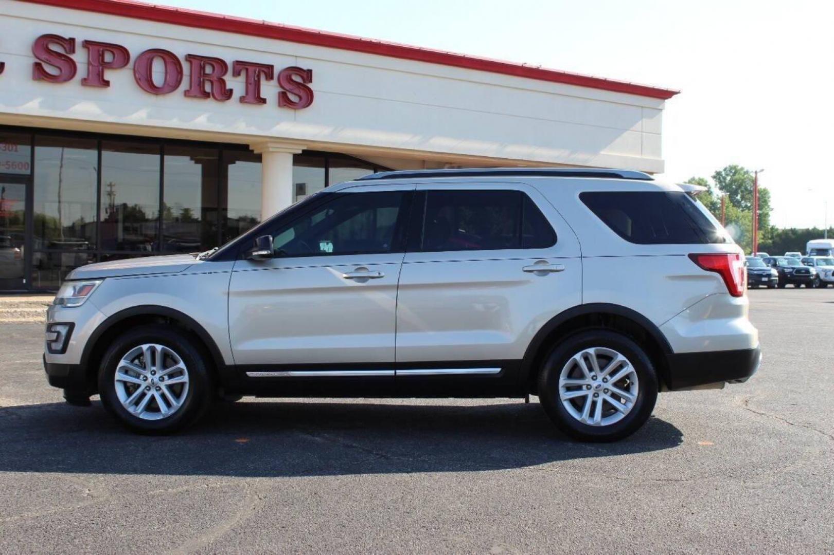 2017 Gold Ford Explorer XLT FWD (1FM5K7D85HG) with an 3.5L V6 DOHC 24V engine, 6A transmission, located at 4301 NW 39th , Oklahoma City, OK, 73112, (405) 949-5600, 35.512135, -97.598671 - NO DRIVERS LICENCE -NO FULL COVERAGE INSURANCE - NO CREDIT CHECK. COME ON OVER TO SUPERSPORTS, TAKE A LOOK AND TEST DRIVE. PLEASE GIVE US A CALL AT (405) 949-5600. NO LICENCIA DE CONDUCIR - NO SEGURO DE COBERTURA TOTAL - NO VERIFICACION DE CREDITO. VISITENOS EN SUPERSPORTS, MIRE NUESTRO - Photo#5