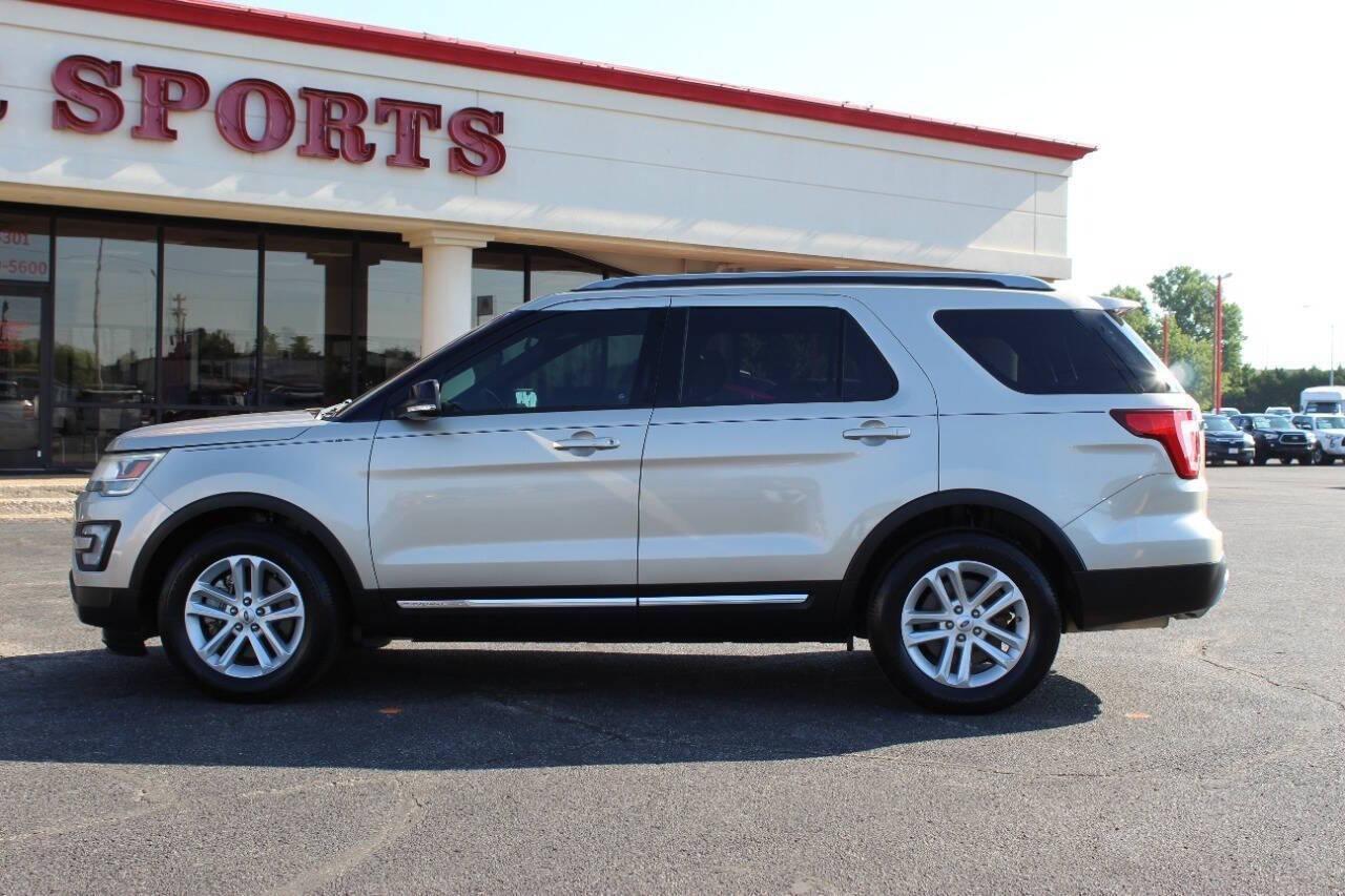 2017 Gold Ford Explorer XLT FWD (1FM5K7D85HG) with an 3.5L V6 DOHC 24V engine, 6A transmission, located at 4301 NW 39th , Oklahoma City, OK, 73112, (405) 949-5600, 35.512135, -97.598671 - NO DRIVERS LICENCE -NO FULL COVERAGE INSURANCE - NO CREDIT CHECK. COME ON OVER TO SUPERSPORTS, TAKE A LOOK AND TEST DRIVE. PLEASE GIVE US A CALL AT (405) 949-5600. NO LICENCIA DE CONDUCIR - NO SEGURO DE COBERTURA TOTAL - NO VERIFICACION DE CREDITO. VISITENOS EN SUPERSPORTS, MIRE NUESTRO - Photo#5