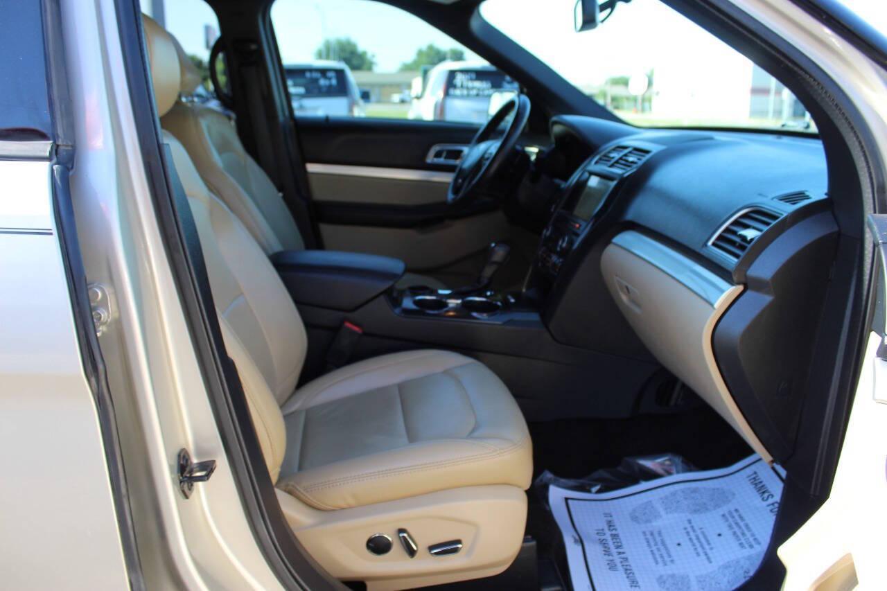2017 Gold Ford Explorer XLT FWD (1FM5K7D85HG) with an 3.5L V6 DOHC 24V engine, 6A transmission, located at 4301 NW 39th , Oklahoma City, OK, 73112, (405) 949-5600, 35.512135, -97.598671 - NO DRIVERS LICENCE -NO FULL COVERAGE INSURANCE - NO CREDIT CHECK. COME ON OVER TO SUPERSPORTS, TAKE A LOOK AND TEST DRIVE. PLEASE GIVE US A CALL AT (405) 949-5600. NO LICENCIA DE CONDUCIR - NO SEGURO DE COBERTURA TOTAL - NO VERIFICACION DE CREDITO. VISITENOS EN SUPERSPORTS, MIRE NUESTRO - Photo#8