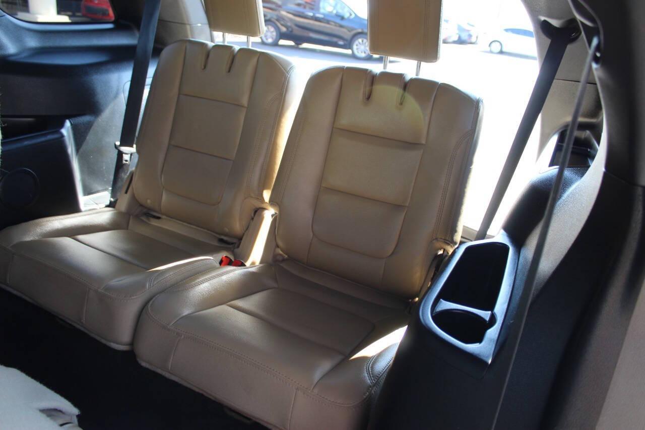 2017 Gold Ford Explorer XLT FWD (1FM5K7D85HG) with an 3.5L V6 DOHC 24V engine, 6A transmission, located at 4301 NW 39th , Oklahoma City, OK, 73112, (405) 949-5600, 35.512135, -97.598671 - NO DRIVERS LICENCE -NO FULL COVERAGE INSURANCE - NO CREDIT CHECK. COME ON OVER TO SUPERSPORTS, TAKE A LOOK AND TEST DRIVE. PLEASE GIVE US A CALL AT (405) 949-5600. NO LICENCIA DE CONDUCIR - NO SEGURO DE COBERTURA TOTAL - NO VERIFICACION DE CREDITO. VISITENOS EN SUPERSPORTS, MIRE NUESTRO - Photo#16