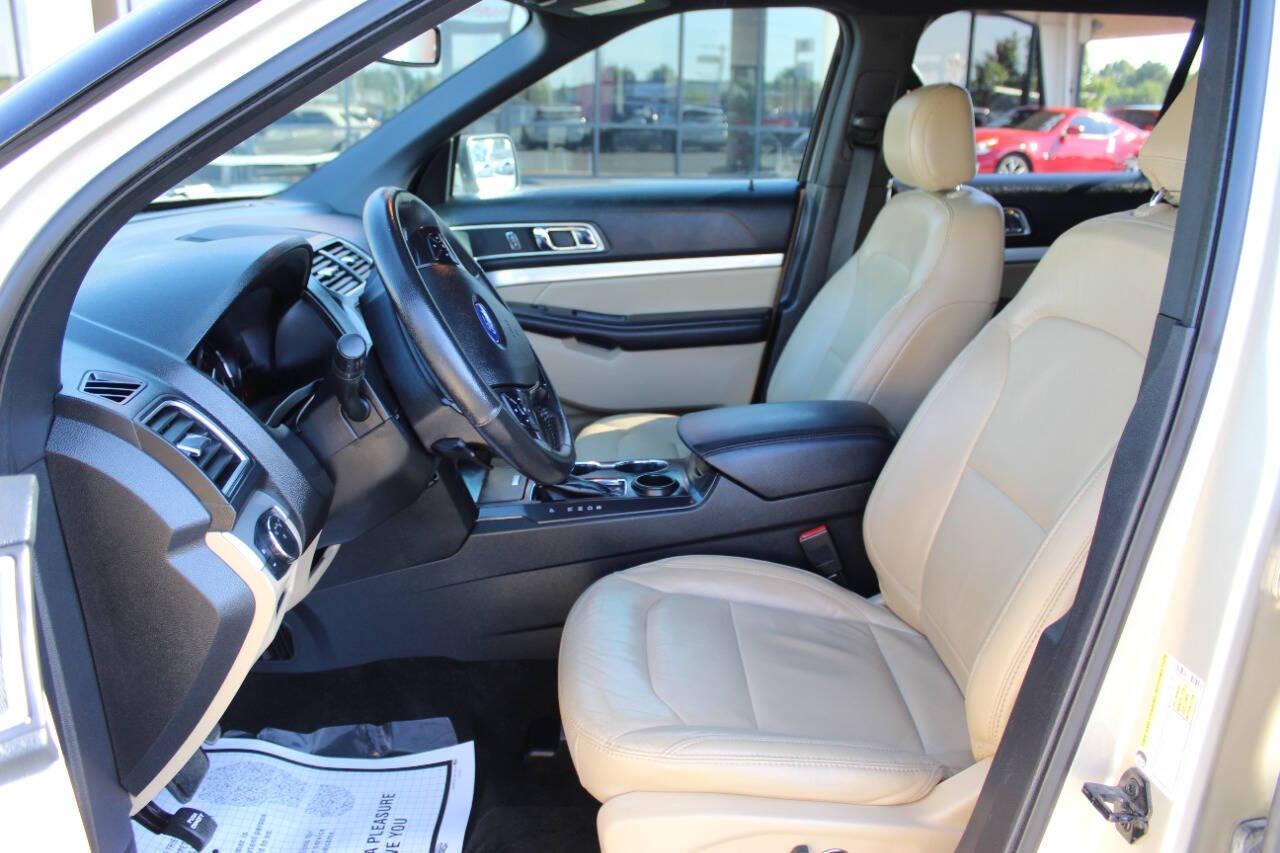 2017 Gold Ford Explorer XLT FWD (1FM5K7D85HG) with an 3.5L V6 DOHC 24V engine, 6A transmission, located at 4301 NW 39th , Oklahoma City, OK, 73112, (405) 949-5600, 35.512135, -97.598671 - NO DRIVERS LICENCE -NO FULL COVERAGE INSURANCE - NO CREDIT CHECK. COME ON OVER TO SUPERSPORTS, TAKE A LOOK AND TEST DRIVE. PLEASE GIVE US A CALL AT (405) 949-5600. NO LICENCIA DE CONDUCIR - NO SEGURO DE COBERTURA TOTAL - NO VERIFICACION DE CREDITO. VISITENOS EN SUPERSPORTS, MIRE NUESTRO - Photo#19