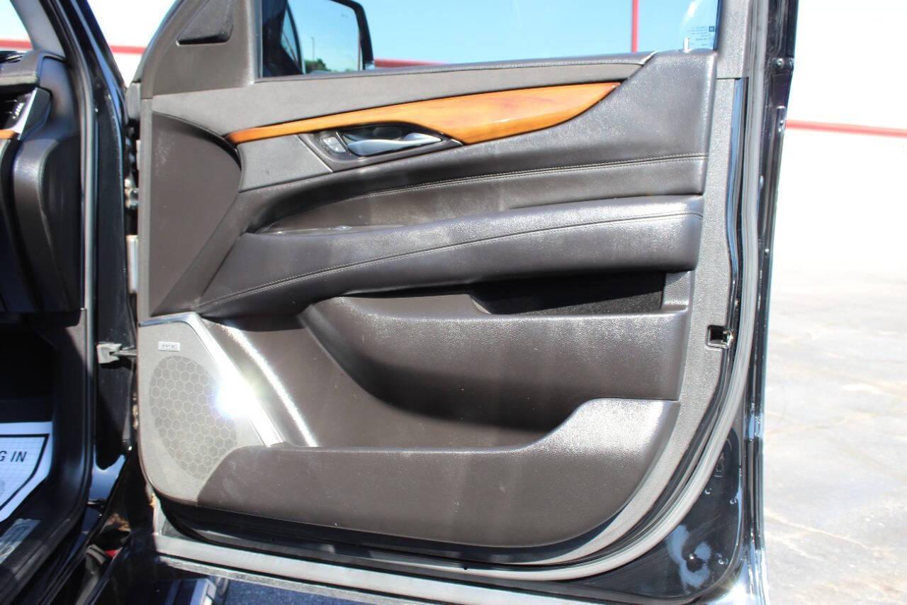 2017 Black Cadillac Escalade Premium 2WD (1GYS3CKJ8HR) with an 6.2L V8 OHV 16V FFV engine, 8A transmission, located at 4301 NW 39th , Oklahoma City, OK, 73112, (405) 949-5600, 35.512135, -97.598671 - NO DRIVERS LICENCE -NO FULL COVERAGE INSURANCE - NO CREDIT CHECK. COME ON OVER TO SUPERSPORTS, TAKE A LOOK AND TEST DRIVE. PLEASE GIVE US A CALL AT (405) 949-5600. NO LICENCIA DE CONDUCIR - NO SEGURO DE COBERTURA TOTAL - NO VERIFICACION DE CREDITO. VISITENOS EN SUPERSPORTS, MIRE NUESTRO - Photo#9