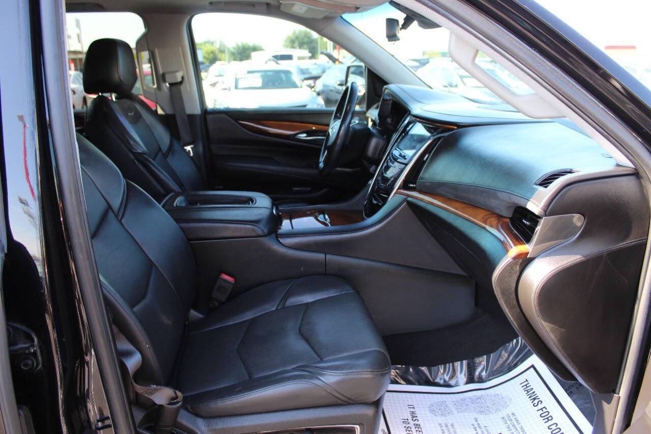 2017 Black Cadillac Escalade Premium 2WD (1GYS3CKJ8HR) with an 6.2L V8 6.2L V8 engine, Automatic 8-Speed transmission, located at 4301 NW 39th , Oklahoma City, OK, 73112, (405) 949-5600, 35.512135, -97.598671 - Hablamos espanol. SPEND SMART --- BUY FROM SUPER SPORTS. ALL PRICES, DOWN PAYMENTS, PAYMENTS, AND FINANCE TERMS ARE NEGOTIABLE AT THE TIME OF APPROVAL. WE WILL WORK WITH YOU TO FIT YOUR BUDGET. WE WILL EVEN LOWER AND ADJUST THE NUMBERS TO HELP MAKE THE VEHICLE MORE AFFORDABLE FOR YOU.- Photo#8