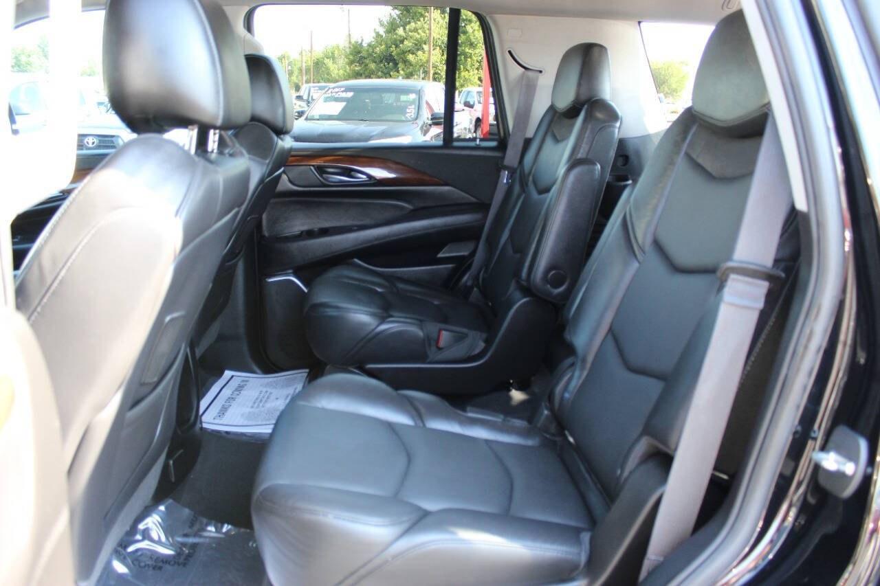 2017 Black Cadillac Escalade Premium 2WD (1GYS3CKJ8HR) with an 6.2L V8 6.2L V8 engine, Automatic 8-Speed transmission, located at 4301 NW 39th , Oklahoma City, OK, 73112, (405) 949-5600, 35.512135, -97.598671 - Hablamos espanol. SPEND SMART --- BUY FROM SUPER SPORTS. ALL PRICES, DOWN PAYMENTS, PAYMENTS, AND FINANCE TERMS ARE NEGOTIABLE AT THE TIME OF APPROVAL. WE WILL WORK WITH YOU TO FIT YOUR BUDGET. WE WILL EVEN LOWER AND ADJUST THE NUMBERS TO HELP MAKE THE VEHICLE MORE AFFORDABLE FOR YOU.- Photo#16
