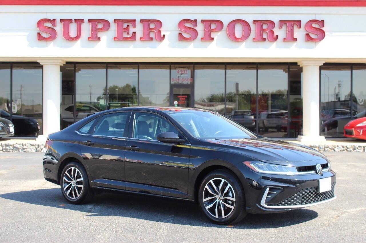 2025 Black Volkswagen Jetta SE (3VW7X7BU2SM) with an 1.5L L4 DOHC 16V engine, 8A transmission, located at 4301 NW 39th , Oklahoma City, OK, 73112, (405) 949-5600, 35.512135, -97.598671 - NO DRIVERS LICENCE -NO FULL COVERAGE INSURANCE - NO CREDIT CHECK. COME ON OVER TO SUPERSPORTS, TAKE A LOOK AND TEST DRIVE. PLEASE GIVE US A CALL AT (405) 949-5600. NO LICENCIA DE CONDUCIR - NO SEGURO DE COBERTURA TOTAL - NO VERIFICACION DE CREDITO. VISITENOS EN SUPERSPORTS, MIRE NUESTRO - Photo#0