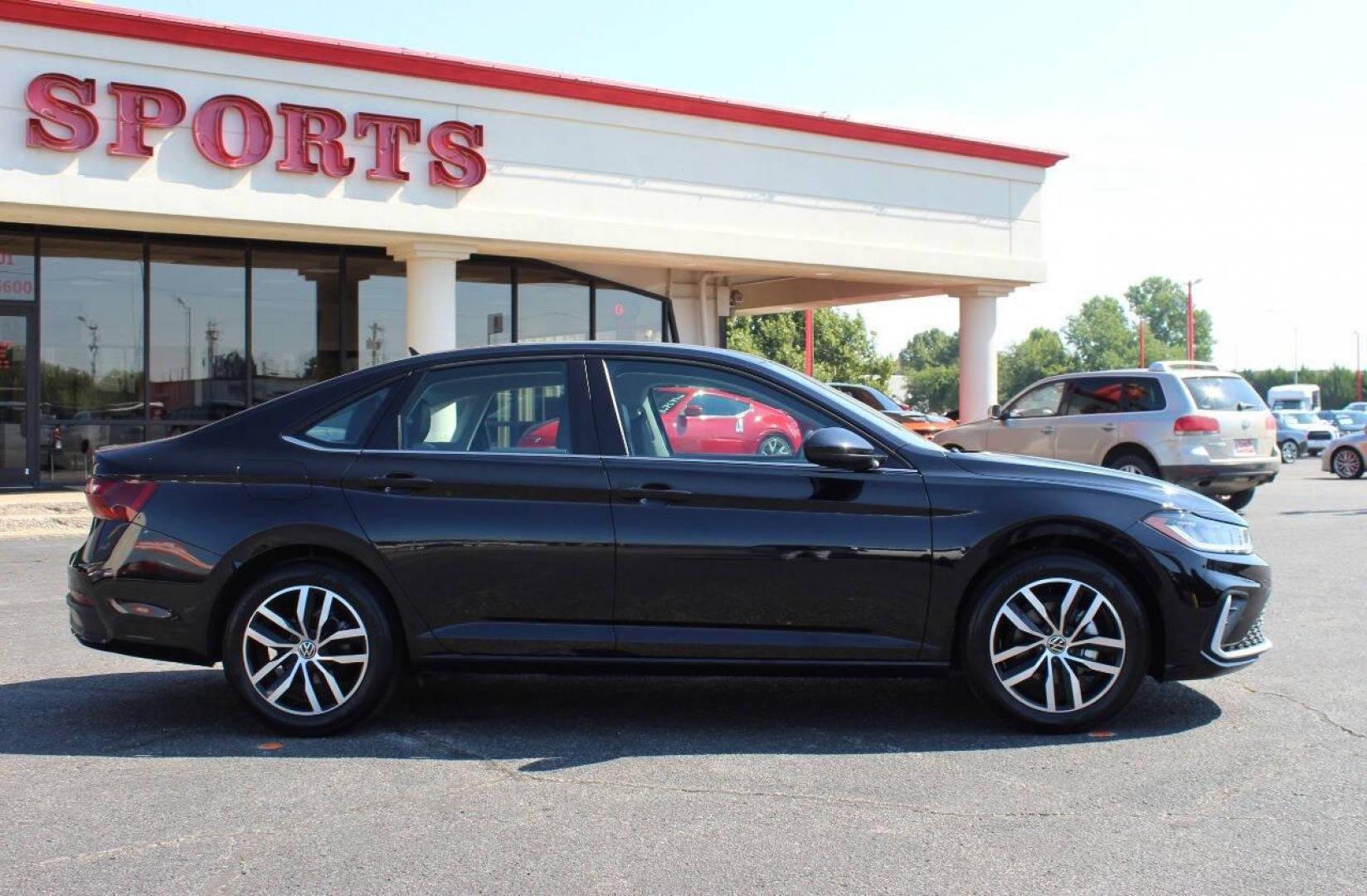 2025 Black Volkswagen Jetta SE (3VW7X7BU2SM) with an 1.5L L4 DOHC 16V engine, 8A transmission, located at 4301 NW 39th , Oklahoma City, OK, 73112, (405) 949-5600, 35.512135, -97.598671 - NO DRIVERS LICENCE -NO FULL COVERAGE INSURANCE - NO CREDIT CHECK. COME ON OVER TO SUPERSPORTS, TAKE A LOOK AND TEST DRIVE. PLEASE GIVE US A CALL AT (405) 949-5600. NO LICENCIA DE CONDUCIR - NO SEGURO DE COBERTURA TOTAL - NO VERIFICACION DE CREDITO. VISITENOS EN SUPERSPORTS, MIRE NUESTRO - Photo#1