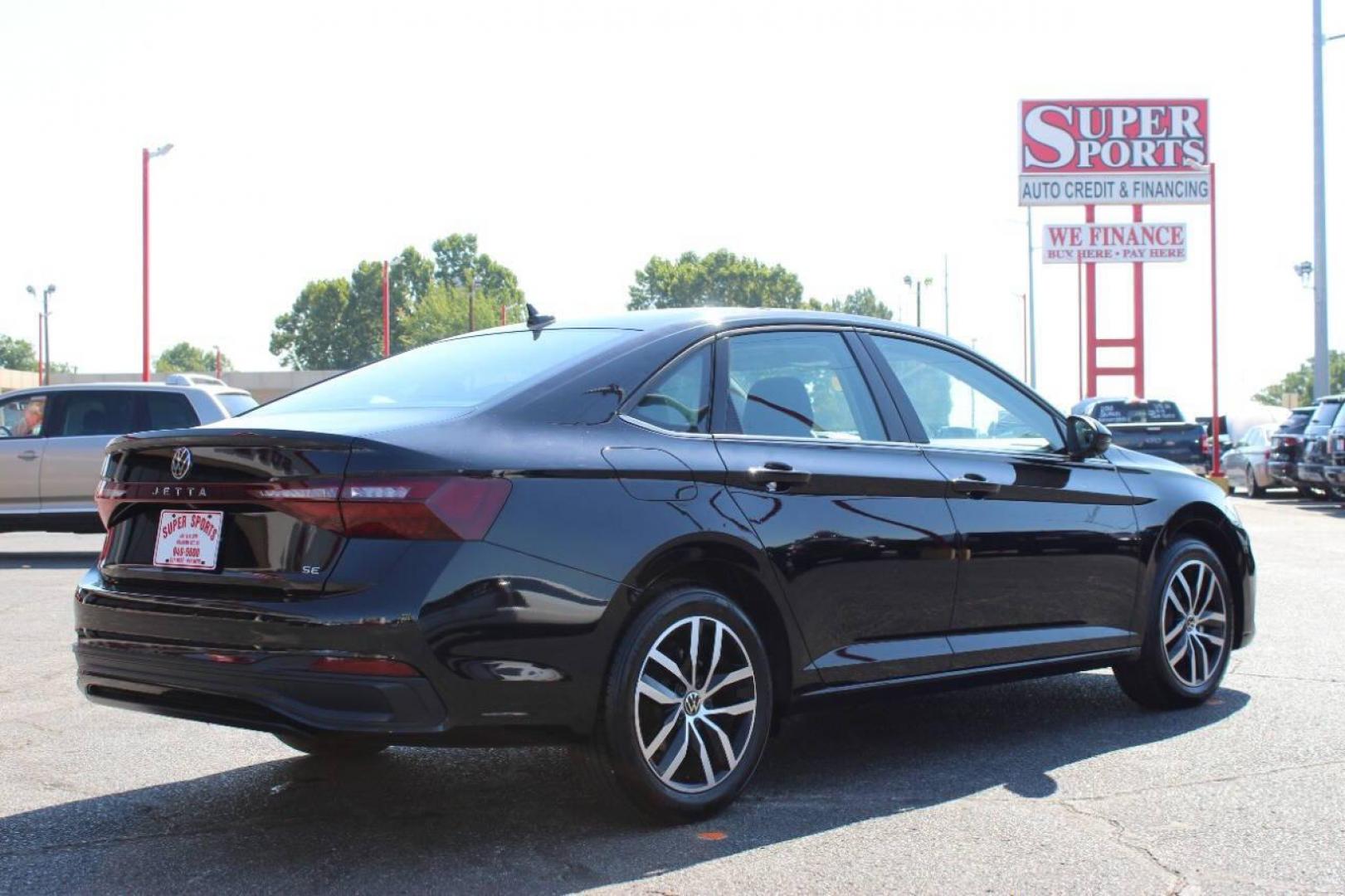 2025 Black Volkswagen Jetta SE (3VW7X7BU2SM) with an 1.5L L4 DOHC 16V engine, 8A transmission, located at 4301 NW 39th , Oklahoma City, OK, 73112, (405) 949-5600, 35.512135, -97.598671 - NO DRIVERS LICENCE -NO FULL COVERAGE INSURANCE - NO CREDIT CHECK. COME ON OVER TO SUPERSPORTS, TAKE A LOOK AND TEST DRIVE. PLEASE GIVE US A CALL AT (405) 949-5600. NO LICENCIA DE CONDUCIR - NO SEGURO DE COBERTURA TOTAL - NO VERIFICACION DE CREDITO. VISITENOS EN SUPERSPORTS, MIRE NUESTRO - Photo#2