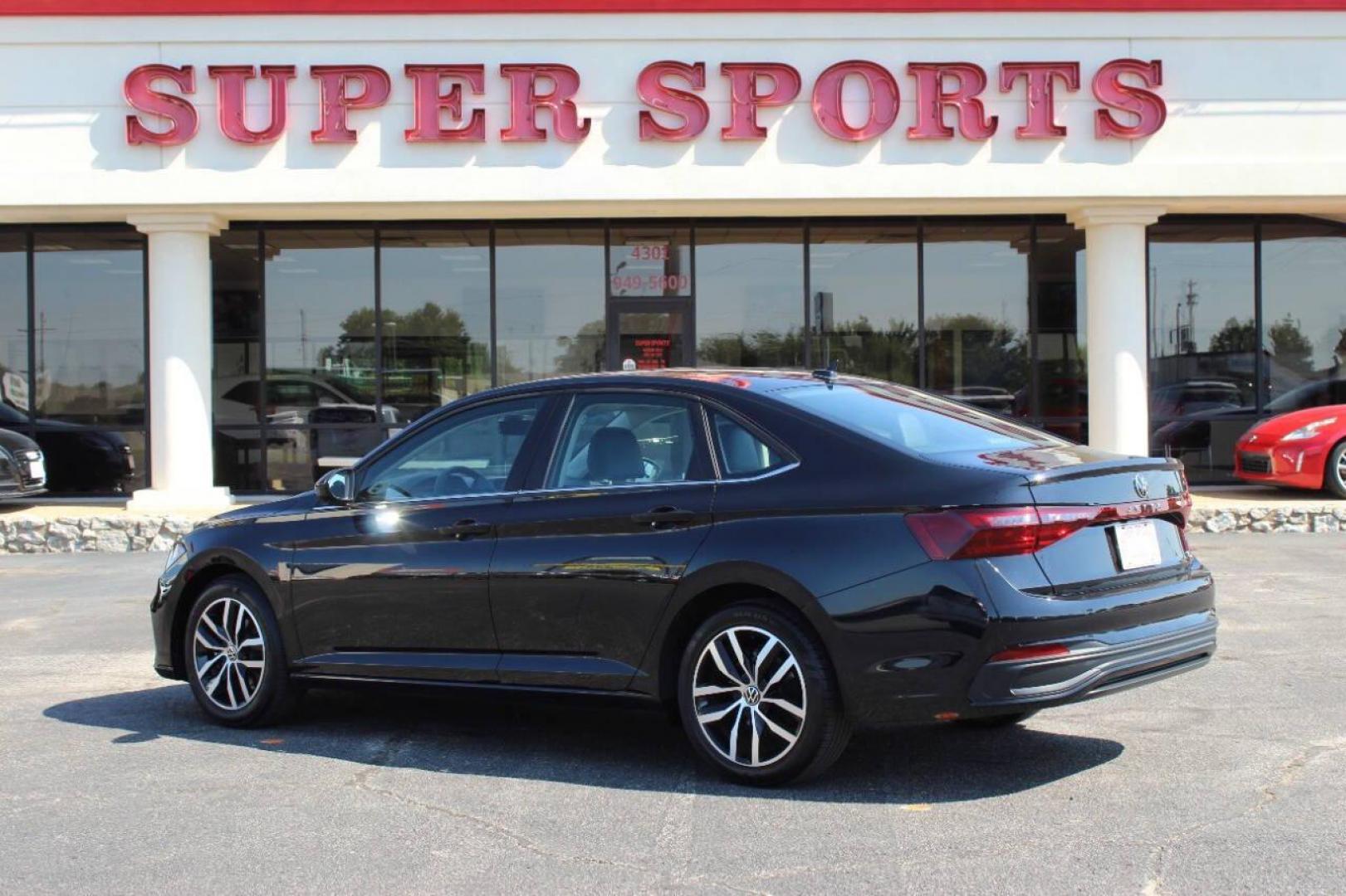 2025 Black Volkswagen Jetta SE (3VW7X7BU2SM) with an 1.5L L4 DOHC 16V engine, 8A transmission, located at 4301 NW 39th , Oklahoma City, OK, 73112, (405) 949-5600, 35.512135, -97.598671 - NO DRIVERS LICENCE -NO FULL COVERAGE INSURANCE - NO CREDIT CHECK. COME ON OVER TO SUPERSPORTS, TAKE A LOOK AND TEST DRIVE. PLEASE GIVE US A CALL AT (405) 949-5600. NO LICENCIA DE CONDUCIR - NO SEGURO DE COBERTURA TOTAL - NO VERIFICACION DE CREDITO. VISITENOS EN SUPERSPORTS, MIRE NUESTRO - Photo#3