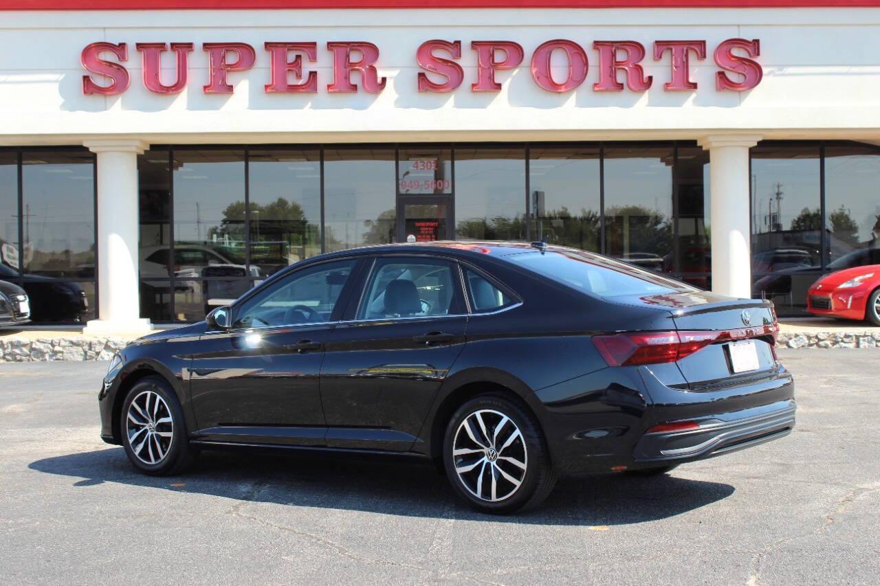 2025 Black Volkswagen Jetta SE (3VW7X7BU2SM) with an 1.5L L4 DOHC 16V engine, 8A transmission, located at 4301 NW 39th , Oklahoma City, OK, 73112, (405) 949-5600, 35.512135, -97.598671 - NO DRIVERS LICENCE -NO FULL COVERAGE INSURANCE - NO CREDIT CHECK. COME ON OVER TO SUPERSPORTS, TAKE A LOOK AND TEST DRIVE. PLEASE GIVE US A CALL AT (405) 949-5600. NO LICENCIA DE CONDUCIR - NO SEGURO DE COBERTURA TOTAL - NO VERIFICACION DE CREDITO. VISITENOS EN SUPERSPORTS, MIRE NUESTRO - Photo#4