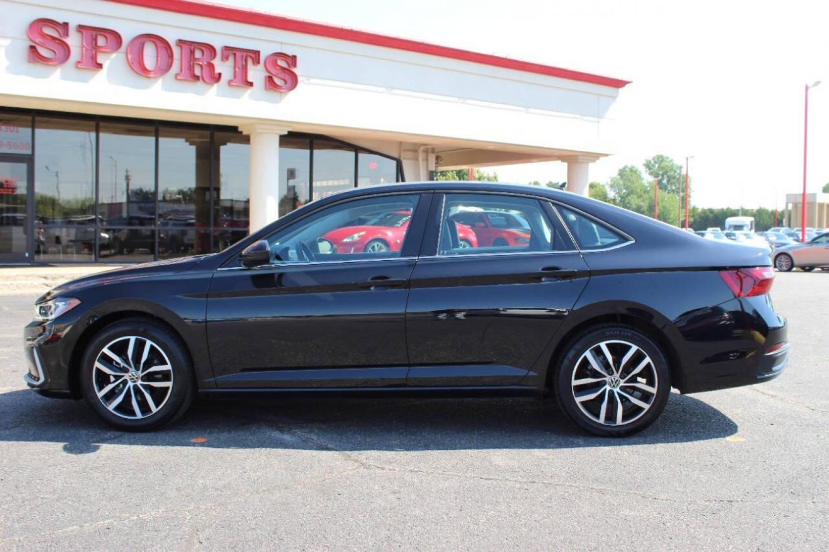 2025 Black Volkswagen Jetta SE (3VW7X7BU2SM) with an 1.5L L4 DOHC 16V engine, 8A transmission, located at 4301 NW 39th , Oklahoma City, OK, 73112, (405) 949-5600, 35.512135, -97.598671 - NO DRIVERS LICENCE -NO FULL COVERAGE INSURANCE - NO CREDIT CHECK. COME ON OVER TO SUPERSPORTS, TAKE A LOOK AND TEST DRIVE. PLEASE GIVE US A CALL AT (405) 949-5600. NO LICENCIA DE CONDUCIR - NO SEGURO DE COBERTURA TOTAL - NO VERIFICACION DE CREDITO. VISITENOS EN SUPERSPORTS, MIRE NUESTRO - Photo#4