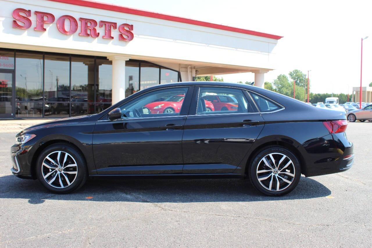 2025 Black Volkswagen Jetta SE (3VW7X7BU2SM) with an 1.5L L4 DOHC 16V engine, 8A transmission, located at 4301 NW 39th , Oklahoma City, OK, 73112, (405) 949-5600, 35.512135, -97.598671 - NO DRIVERS LICENCE -NO FULL COVERAGE INSURANCE - NO CREDIT CHECK. COME ON OVER TO SUPERSPORTS, TAKE A LOOK AND TEST DRIVE. PLEASE GIVE US A CALL AT (405) 949-5600. NO LICENCIA DE CONDUCIR - NO SEGURO DE COBERTURA TOTAL - NO VERIFICACION DE CREDITO. VISITENOS EN SUPERSPORTS, MIRE NUESTRO - Photo#5